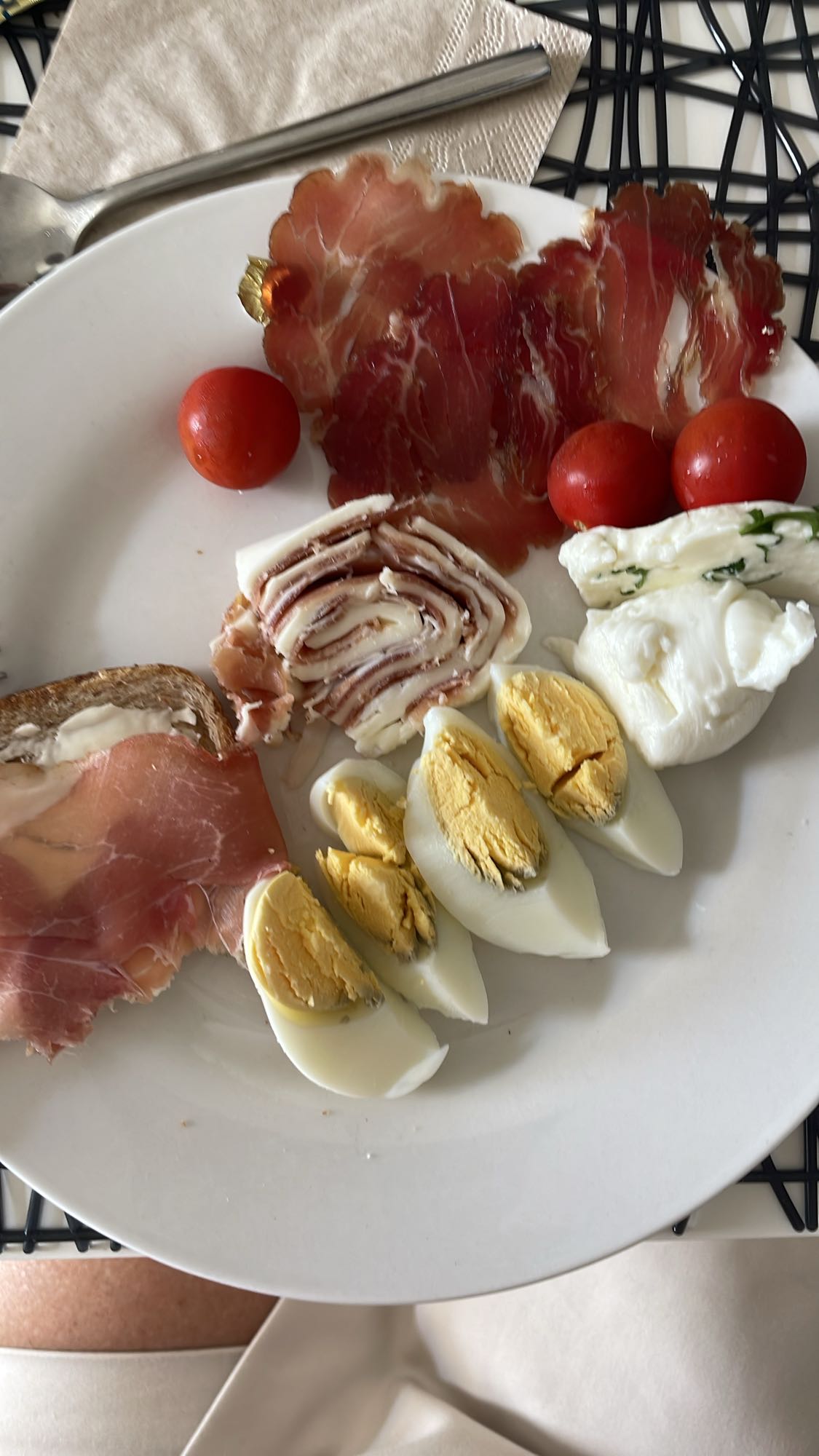 Mic dejun cu ouă și mezeluri