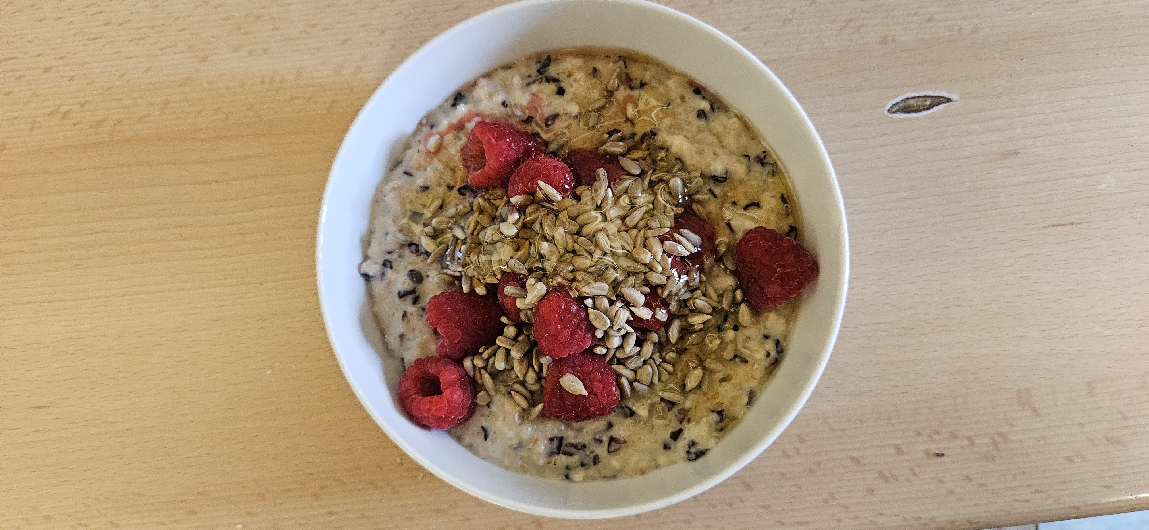Berry oat porridge bowl