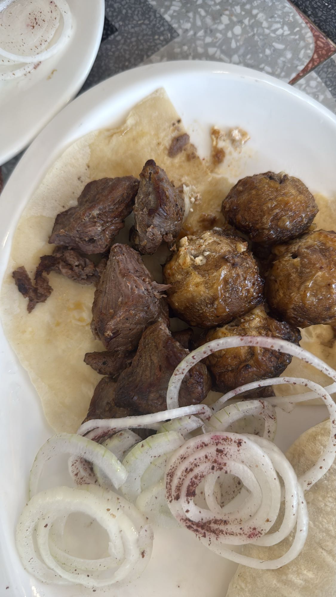 шашлык из ягненка и грибы