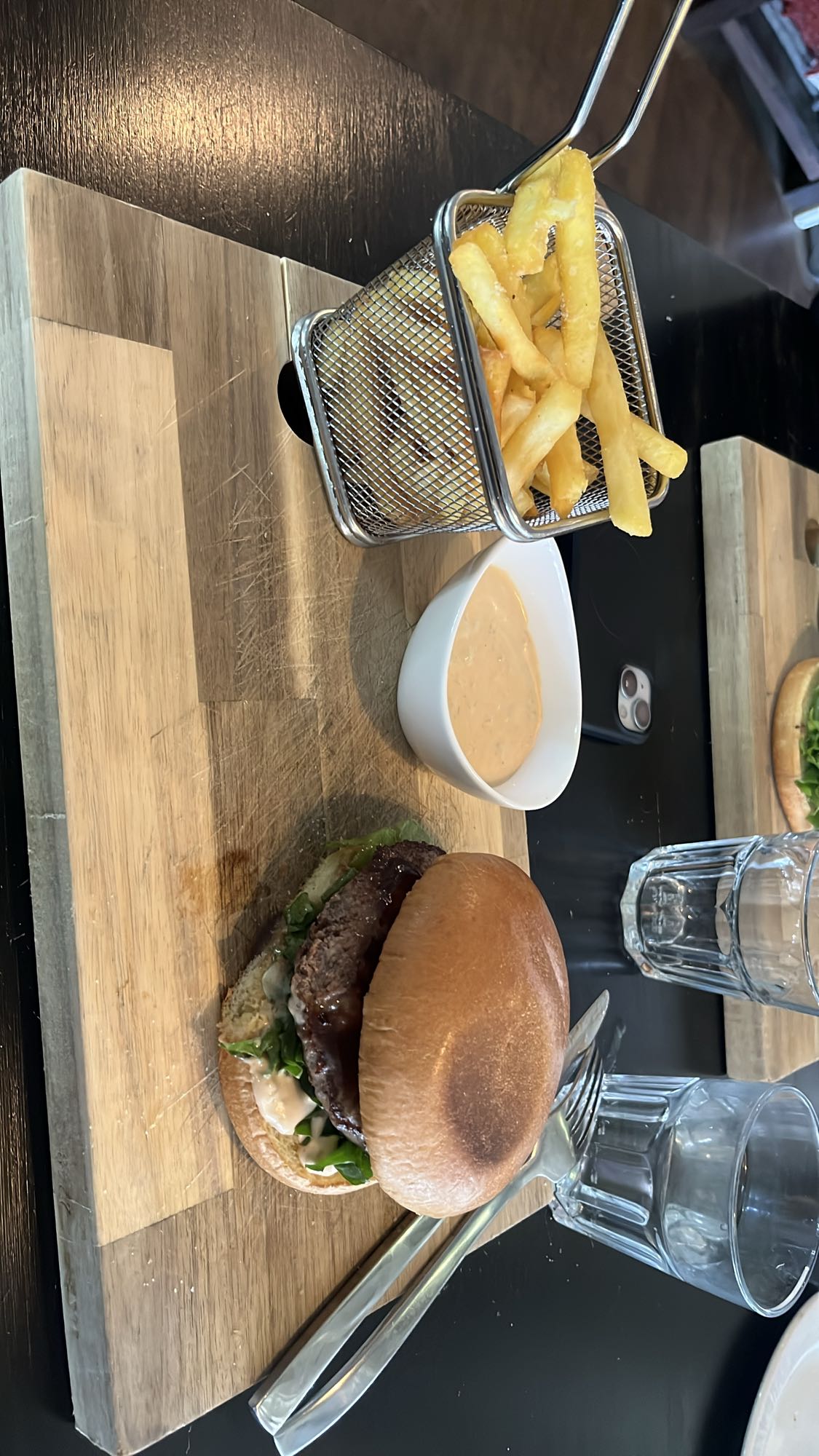 Hamburgare med pommes