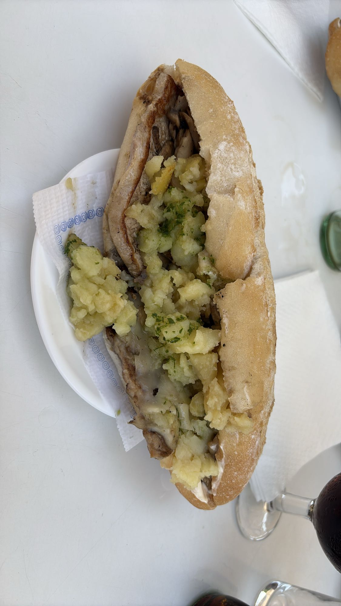 Bocadillo de carne y papas