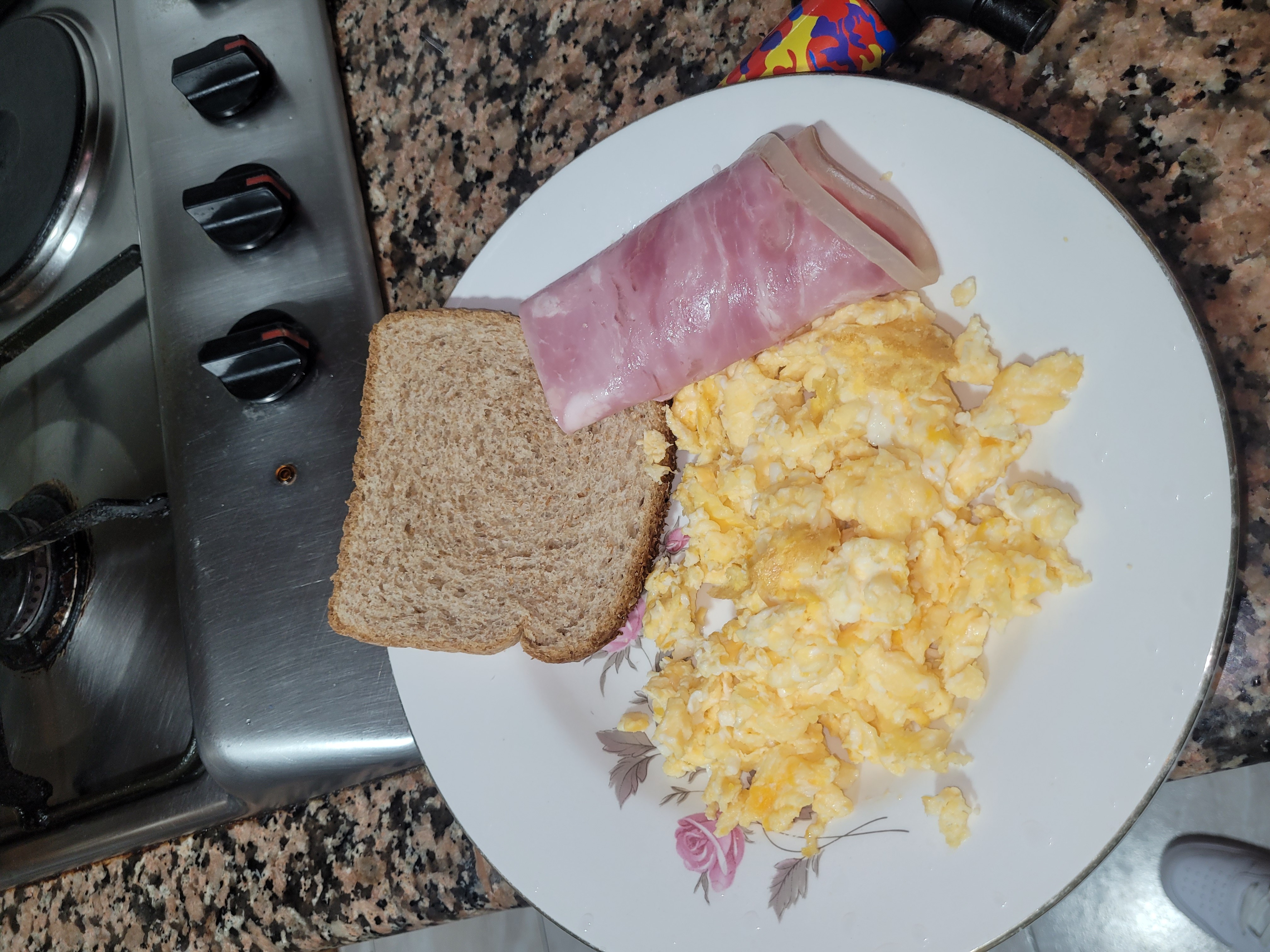 Desayuno con huevo y jamón