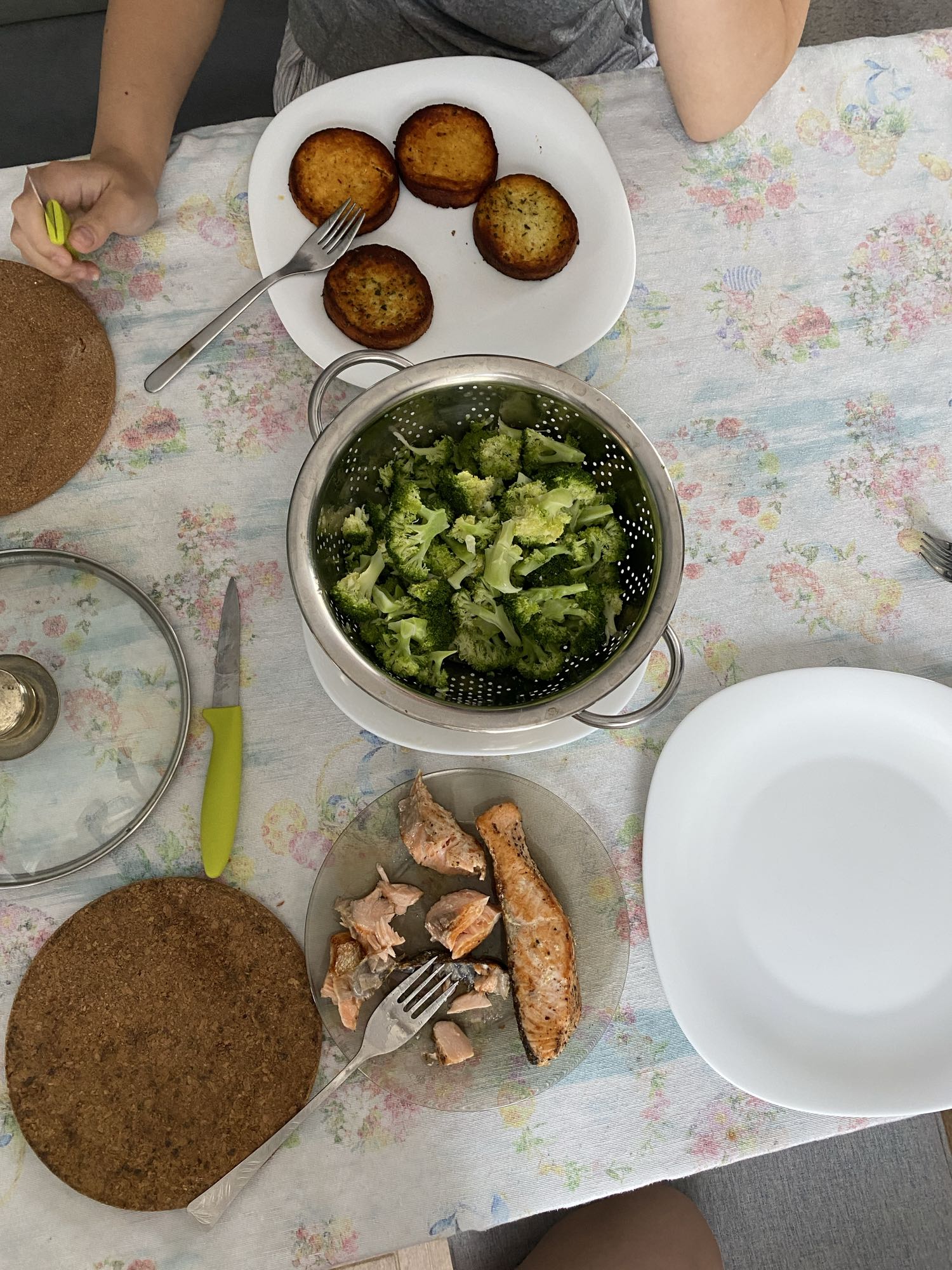 Somon cu broccoli și cartofi
