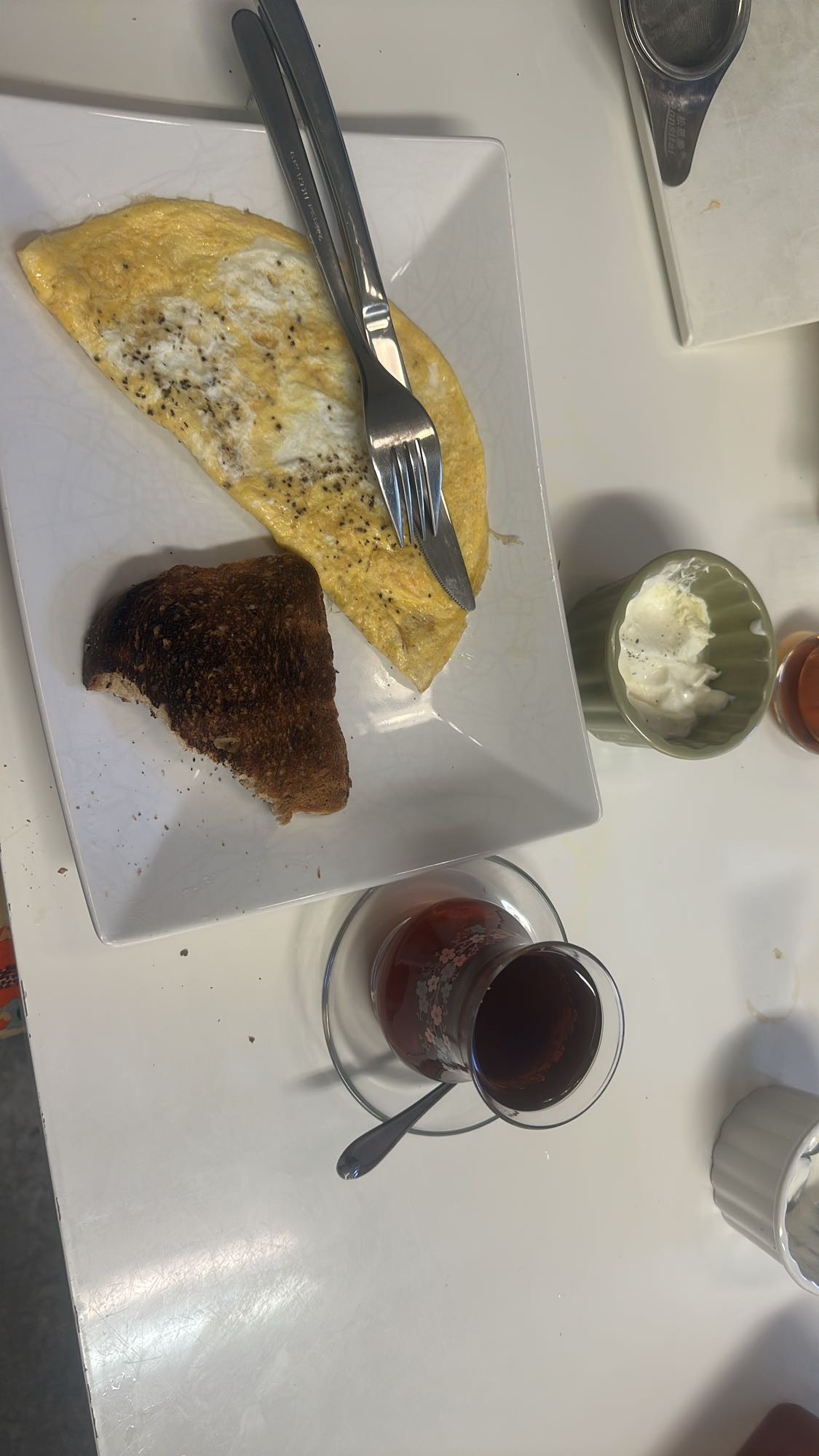 Omelett med bröd och te