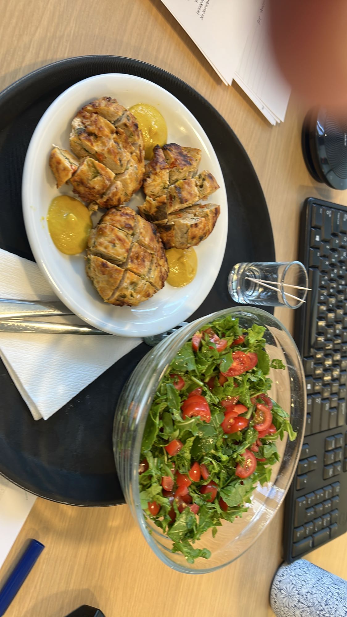 Κοτομπουκιές με σαλάτα