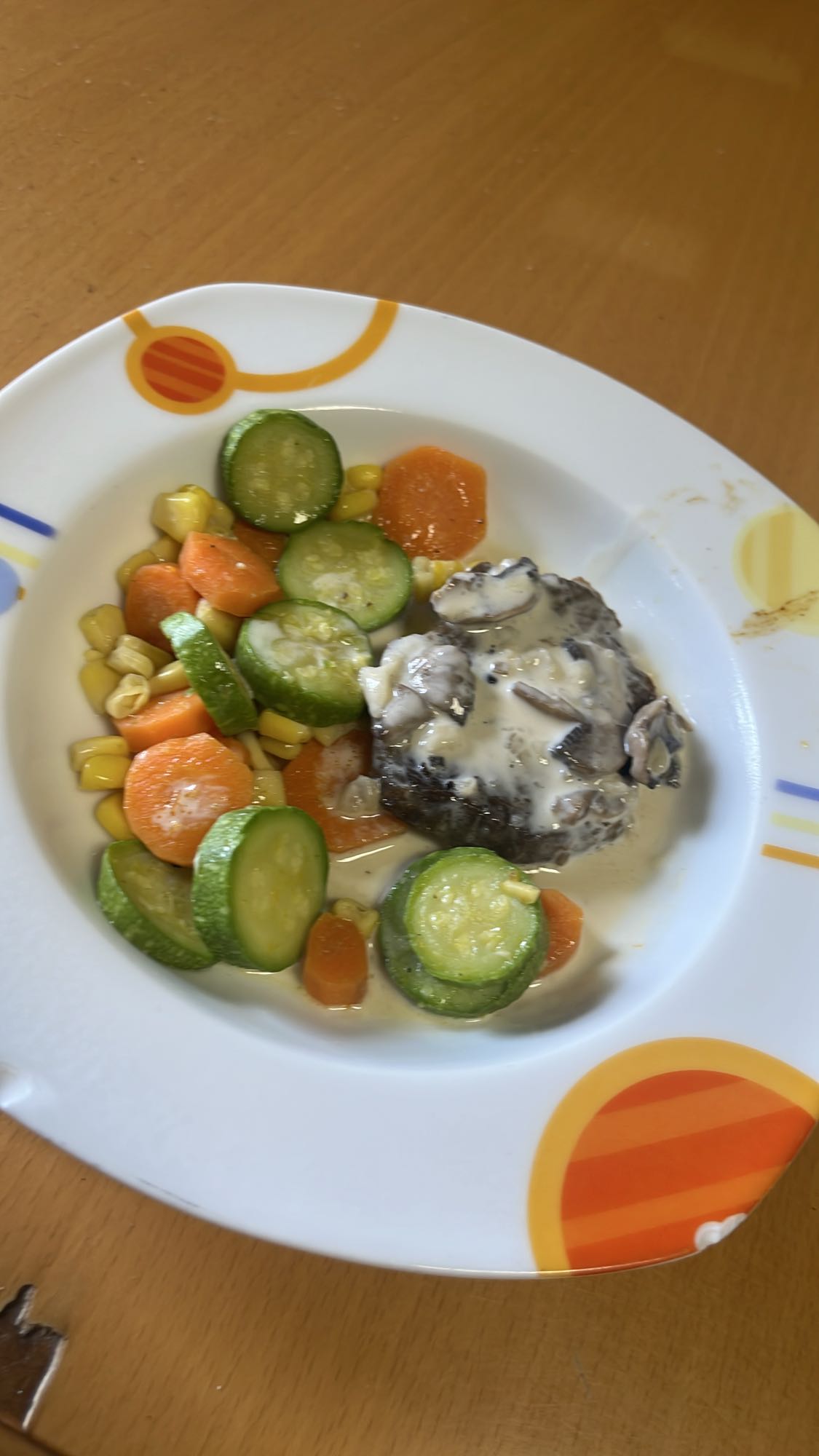 Beef patty with veggies