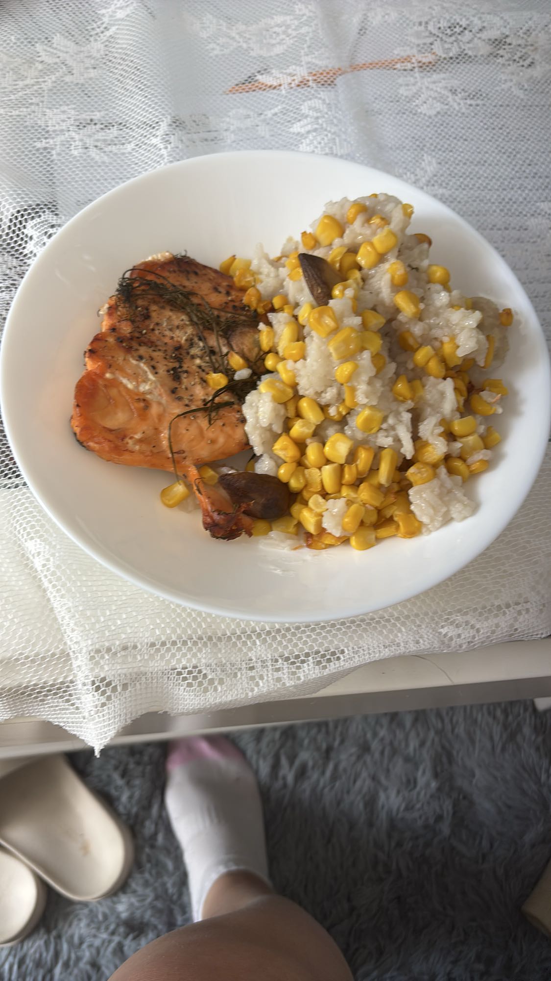 Łosoś z ryżem i kukurydzą