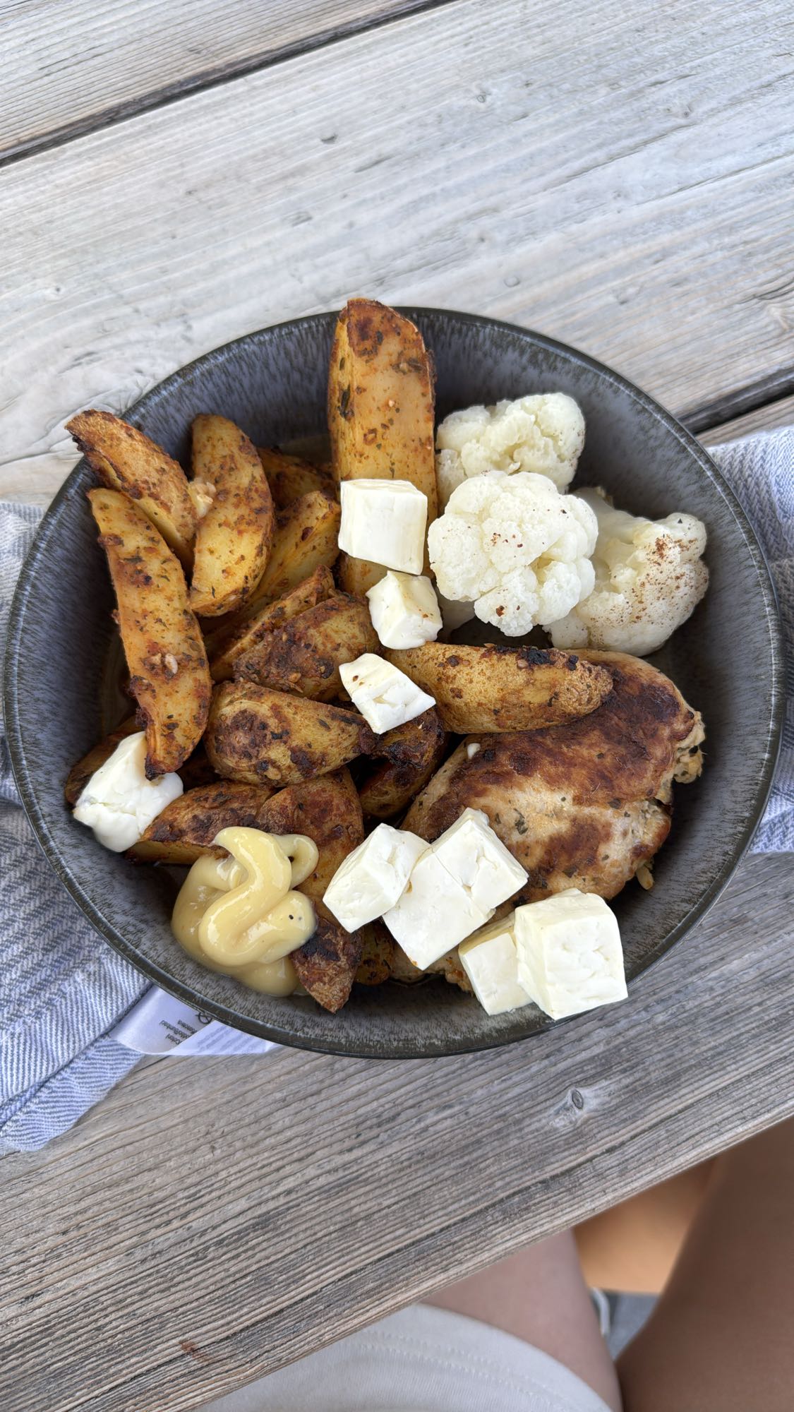 Hähnchen-Kartoffel-Feta-Bowl
