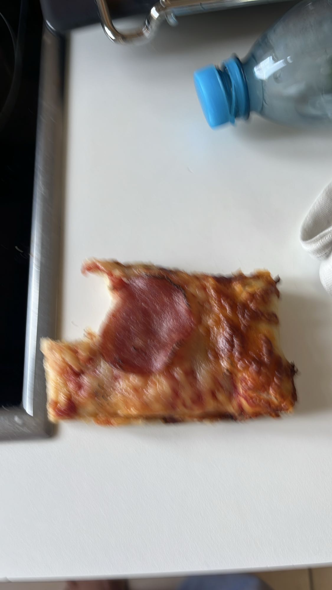 Pizza slice met salami