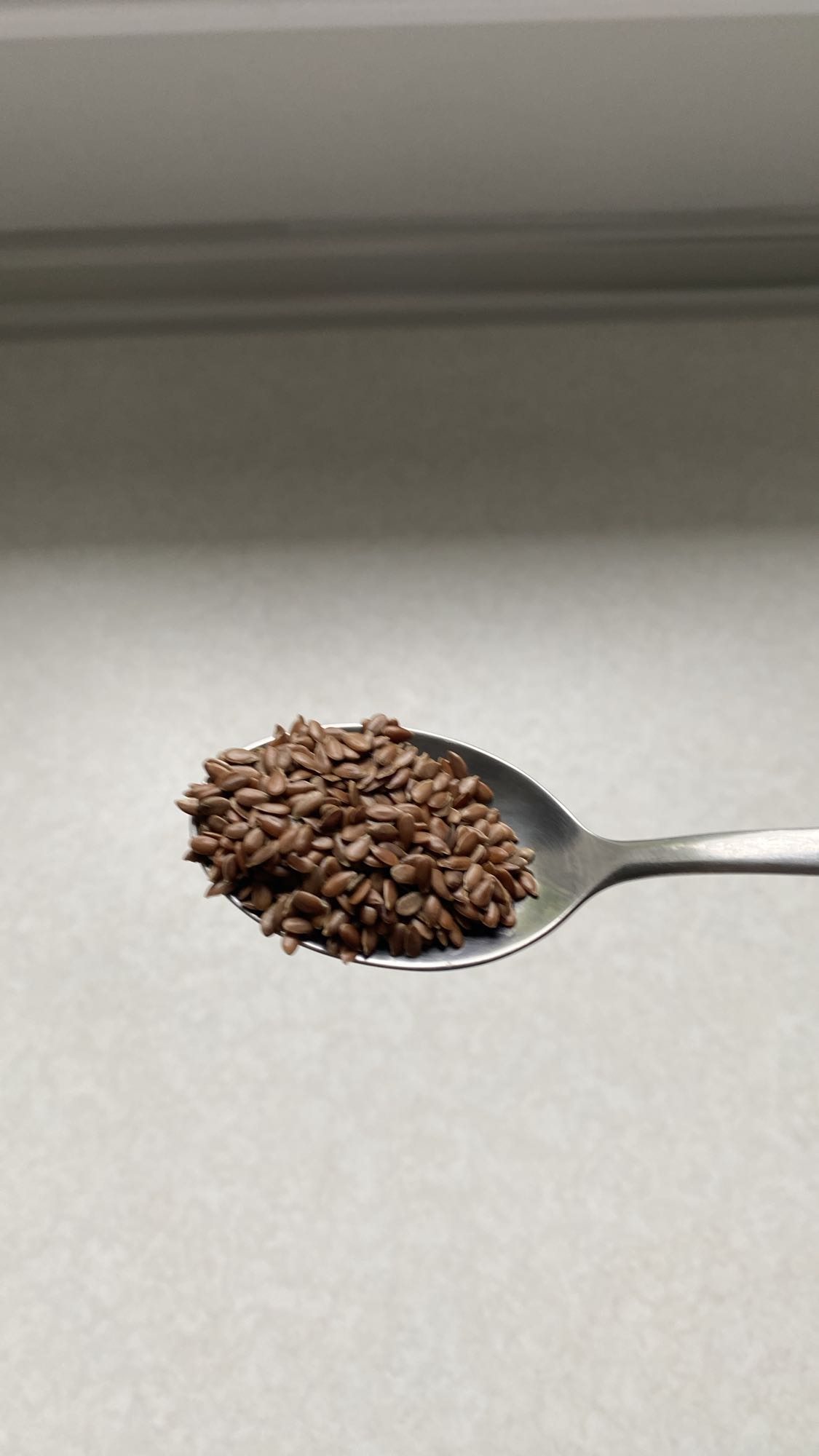 Лляне насіння на ложці