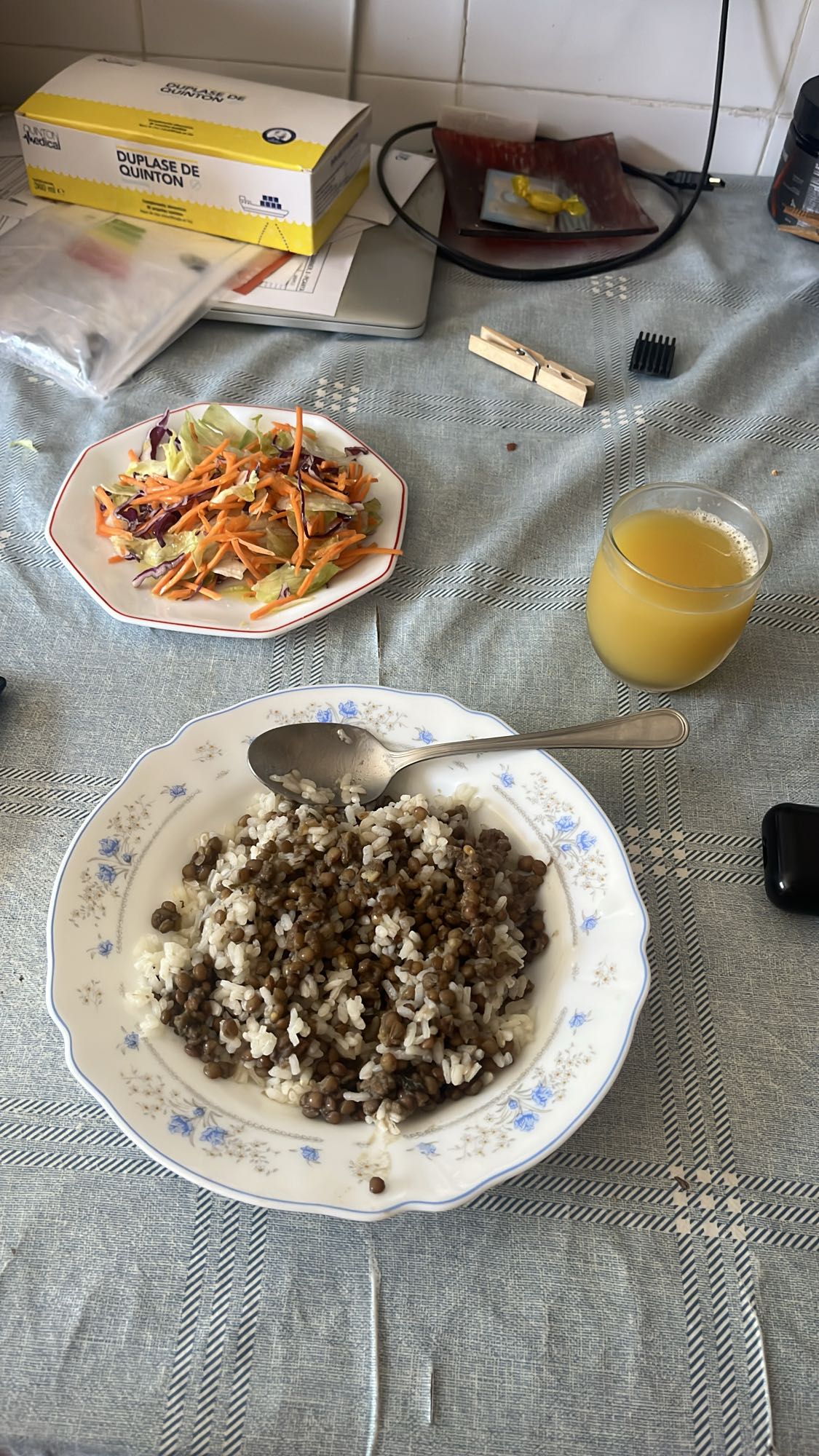 Lentejas con arroz y ensalada