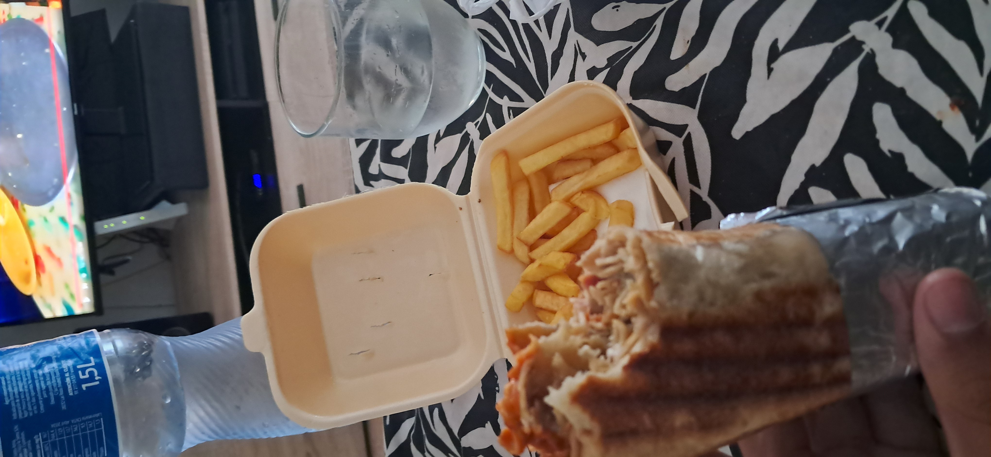 Sándwich y papas fritas