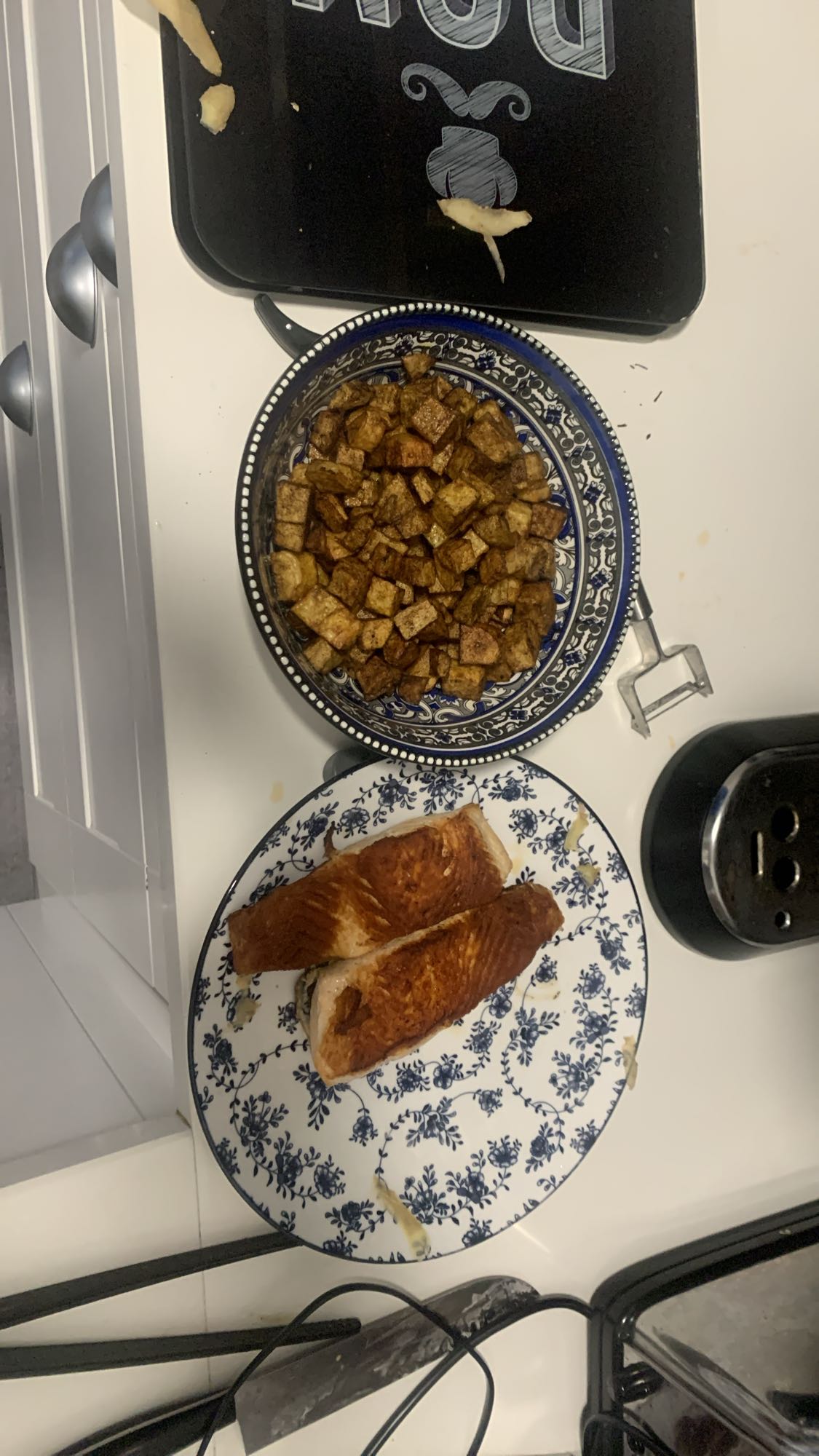 salmón con papas fritas