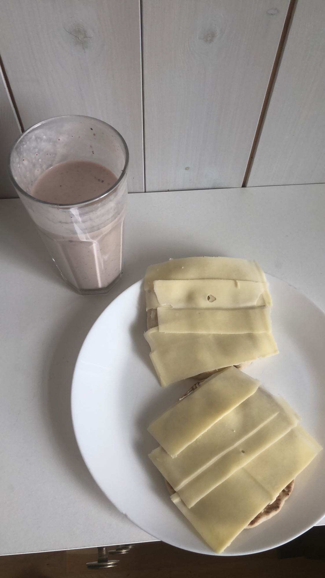 Ostsmörgås med smoothie