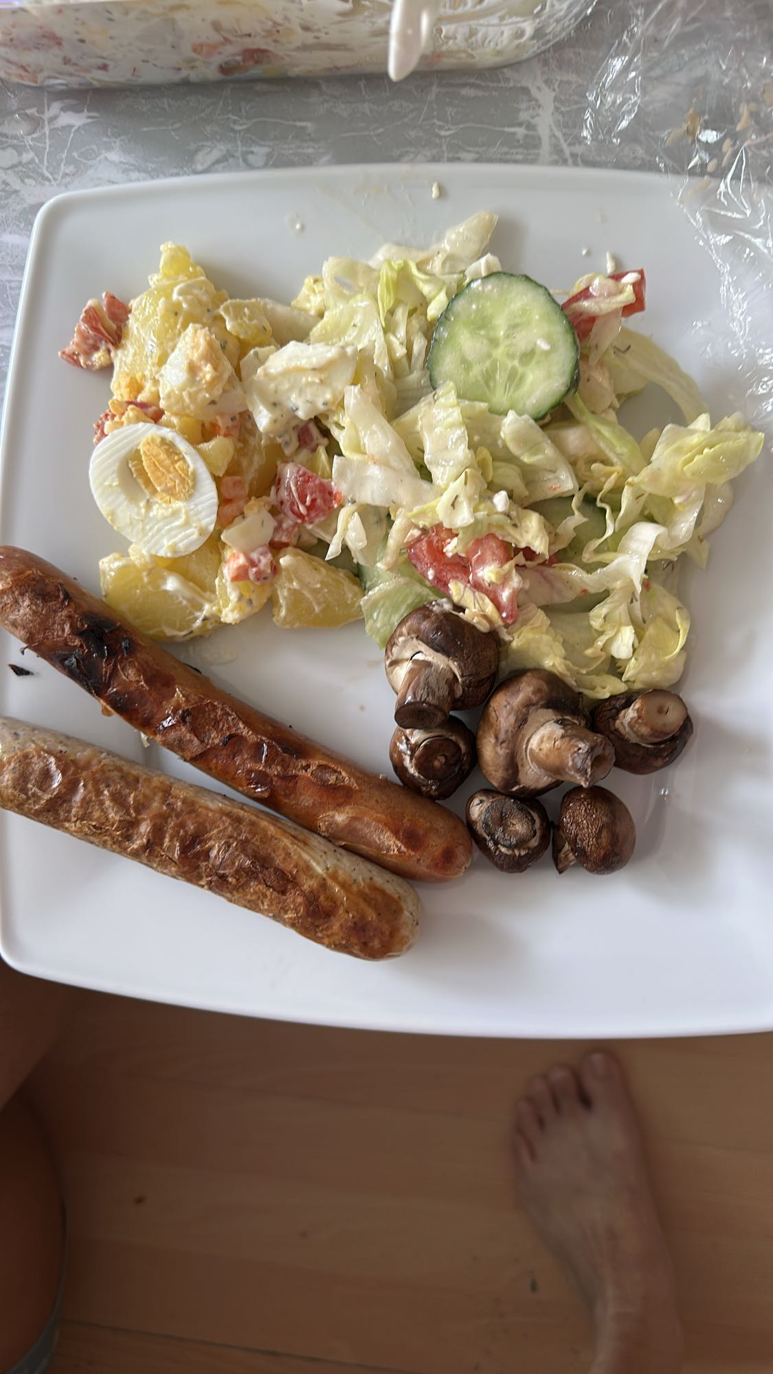Wurst mit Salat und Pilzen