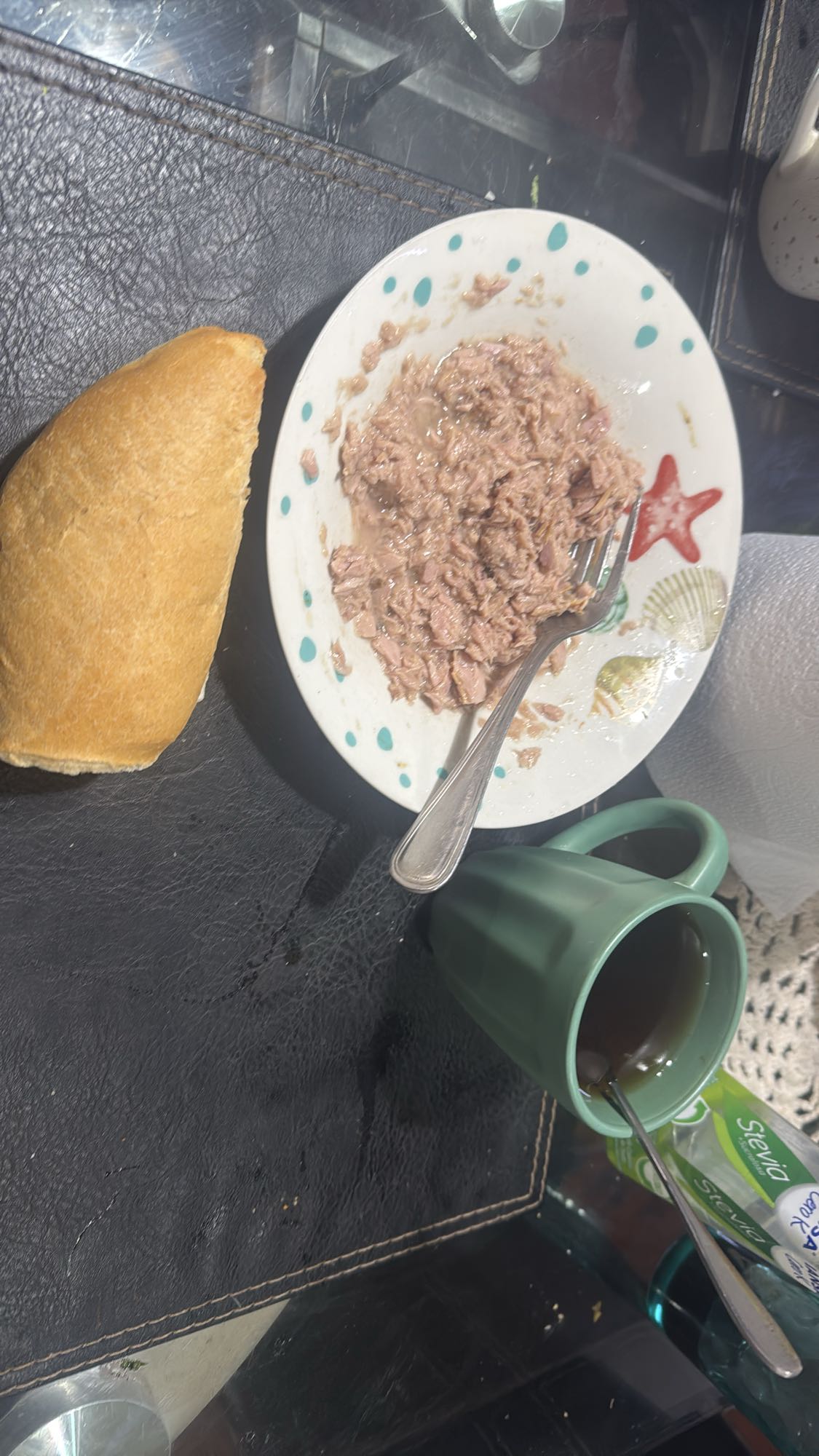 Atún con pan y café