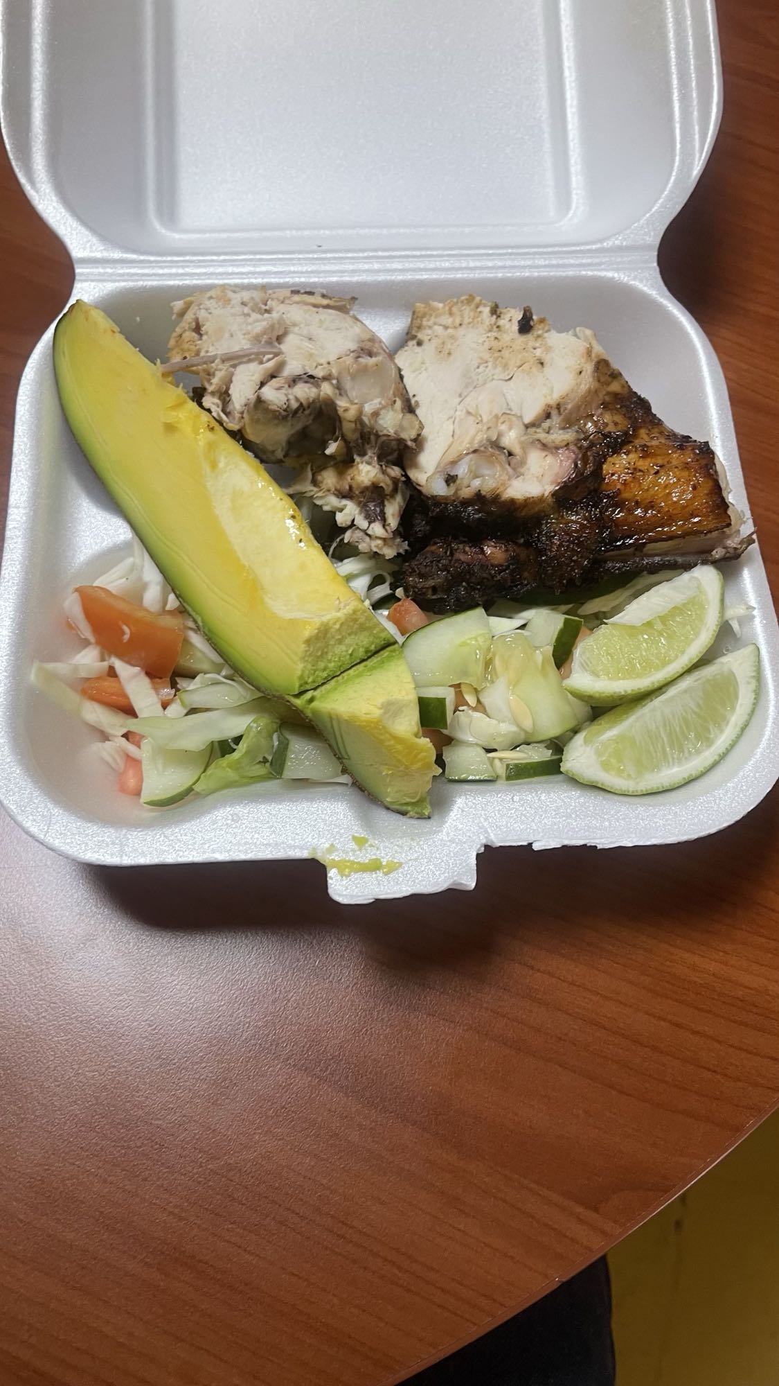 Pollo asado con ensalada