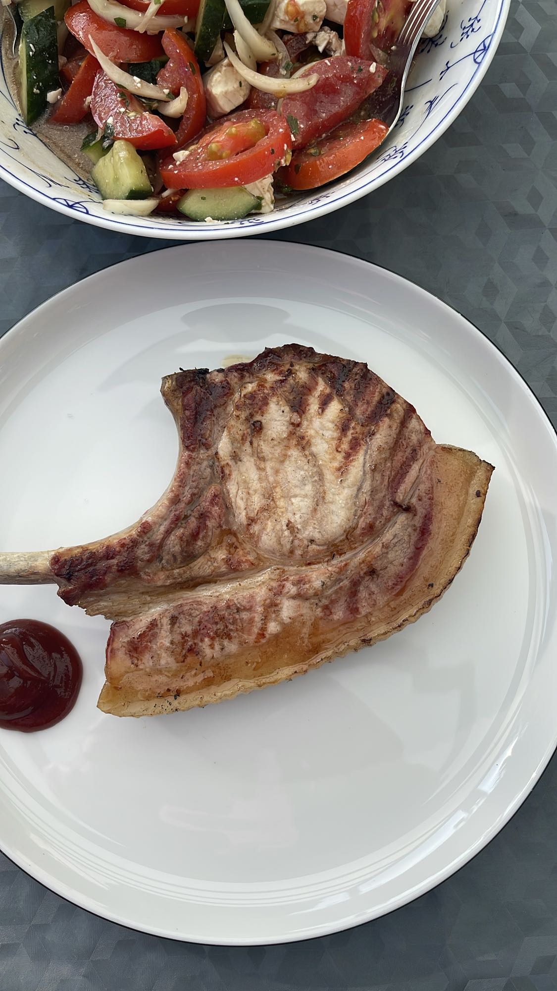 Grillkotelett mit Salat