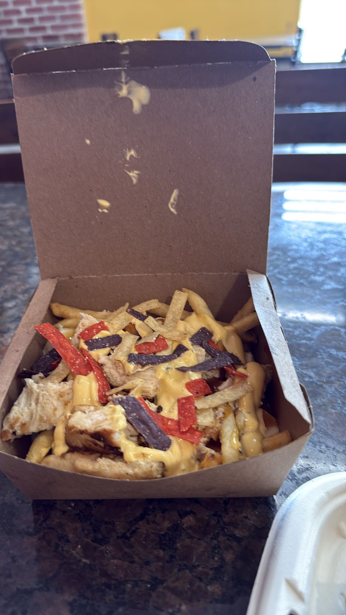 frites au poulet et fromage