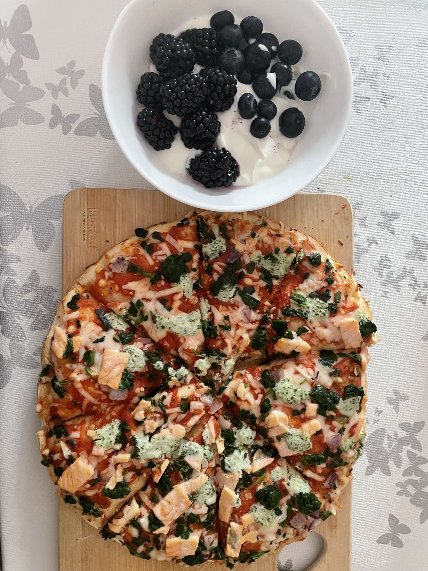 Pizza mit Joghurt & Beeren