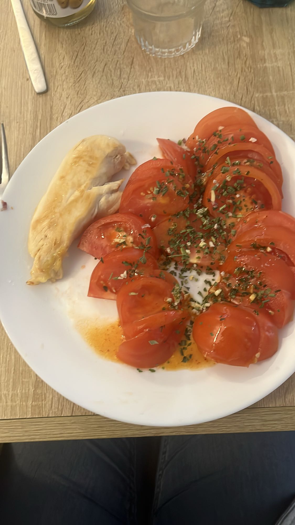 Poulet et salade de tomates