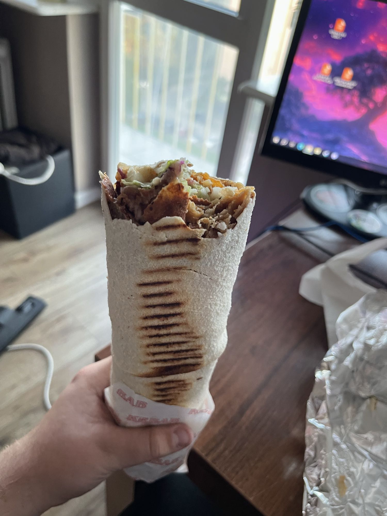Duży kebab w tortilli