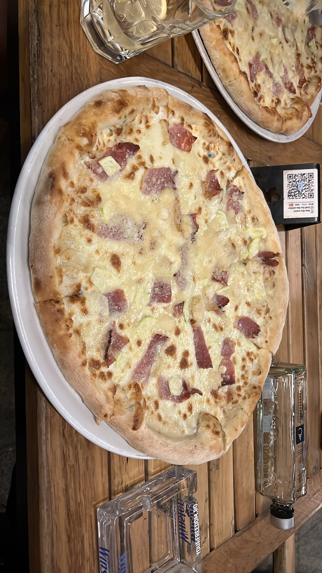 Pizza cu salam și brânză