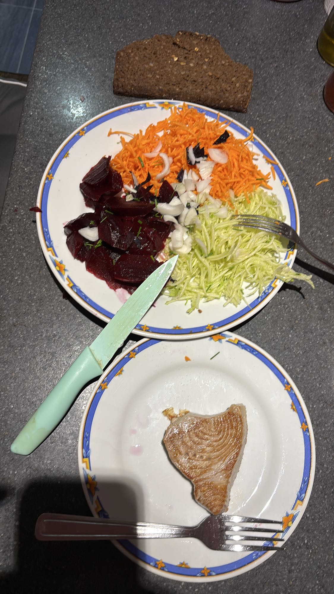 Salade et thon grillé