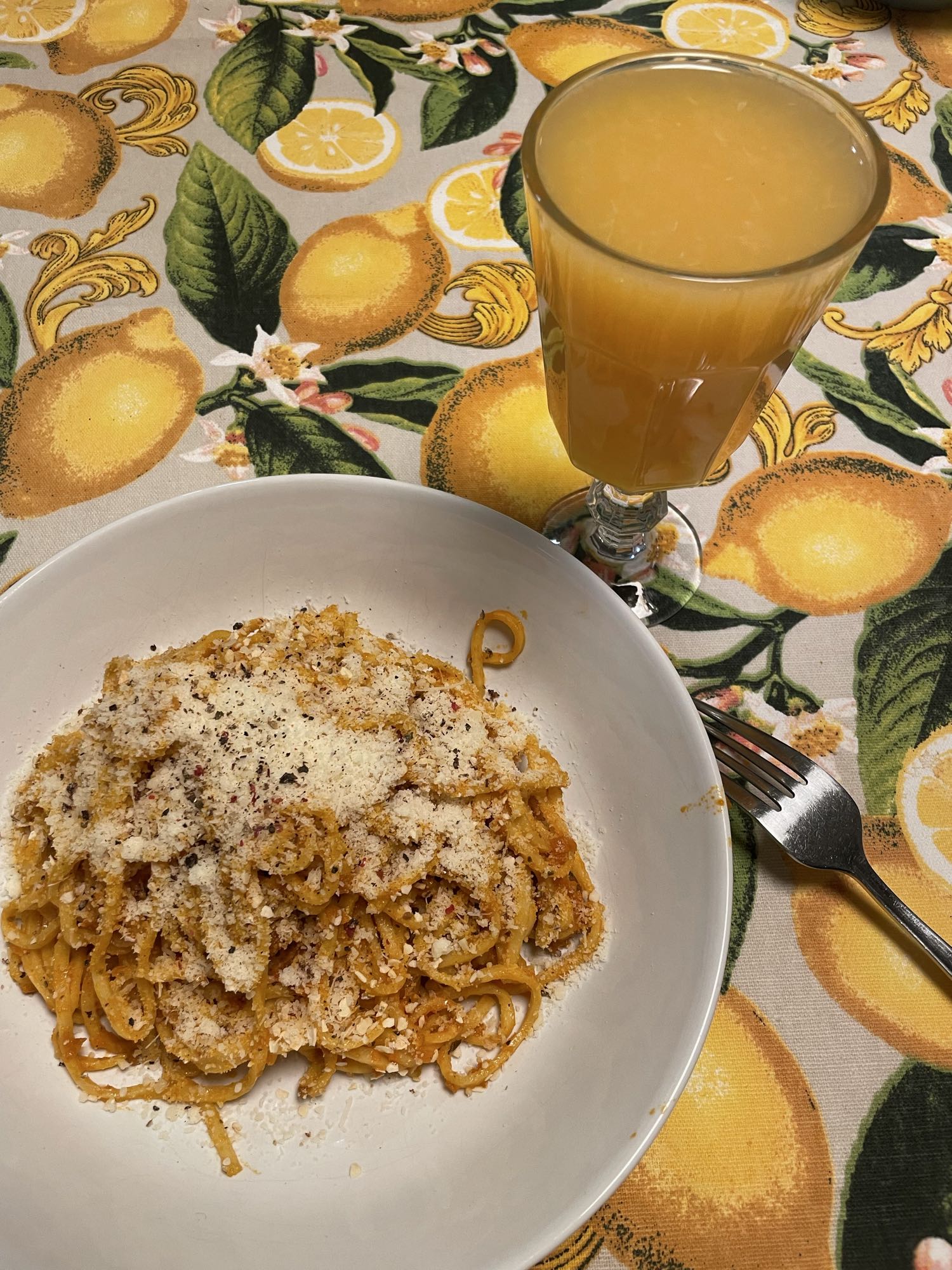 Makaron z sosem i sok pomarańczowy