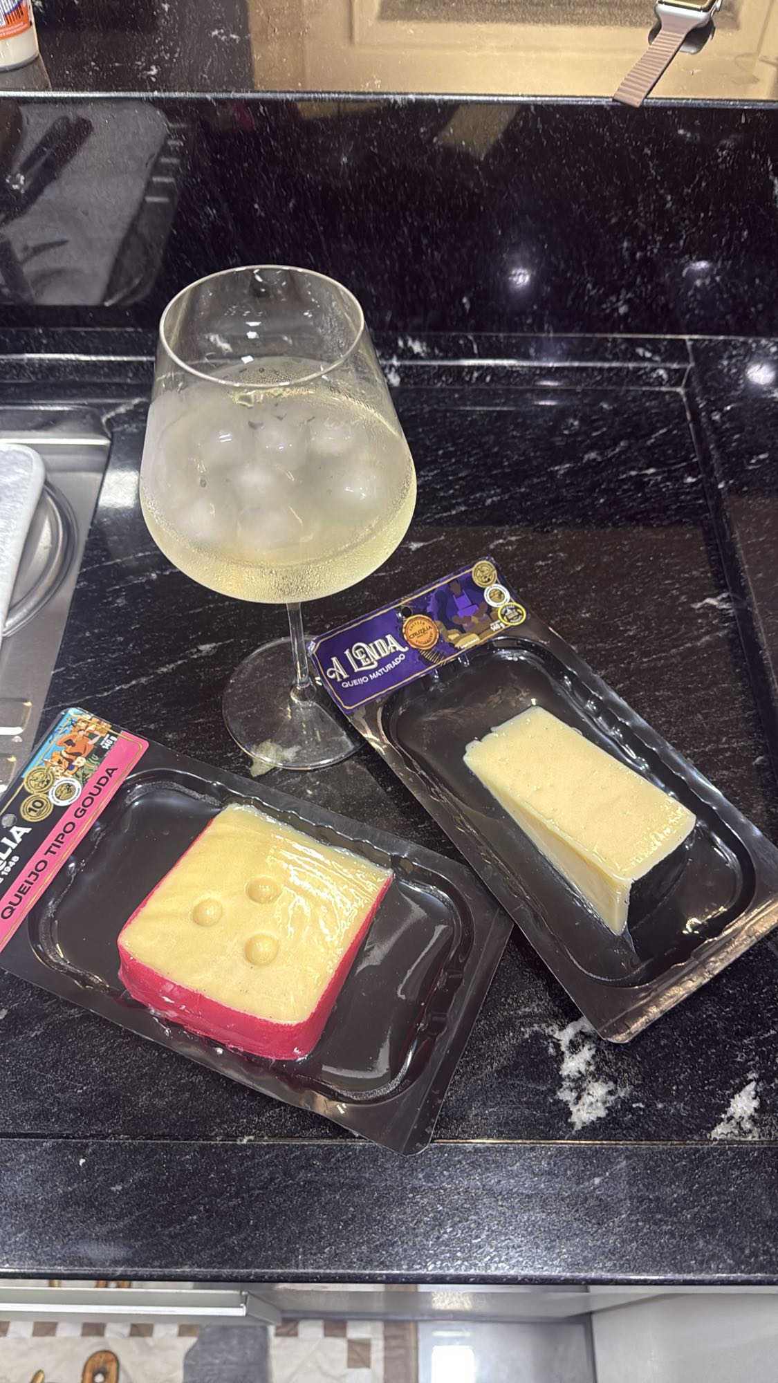 Queijos e vinho branco