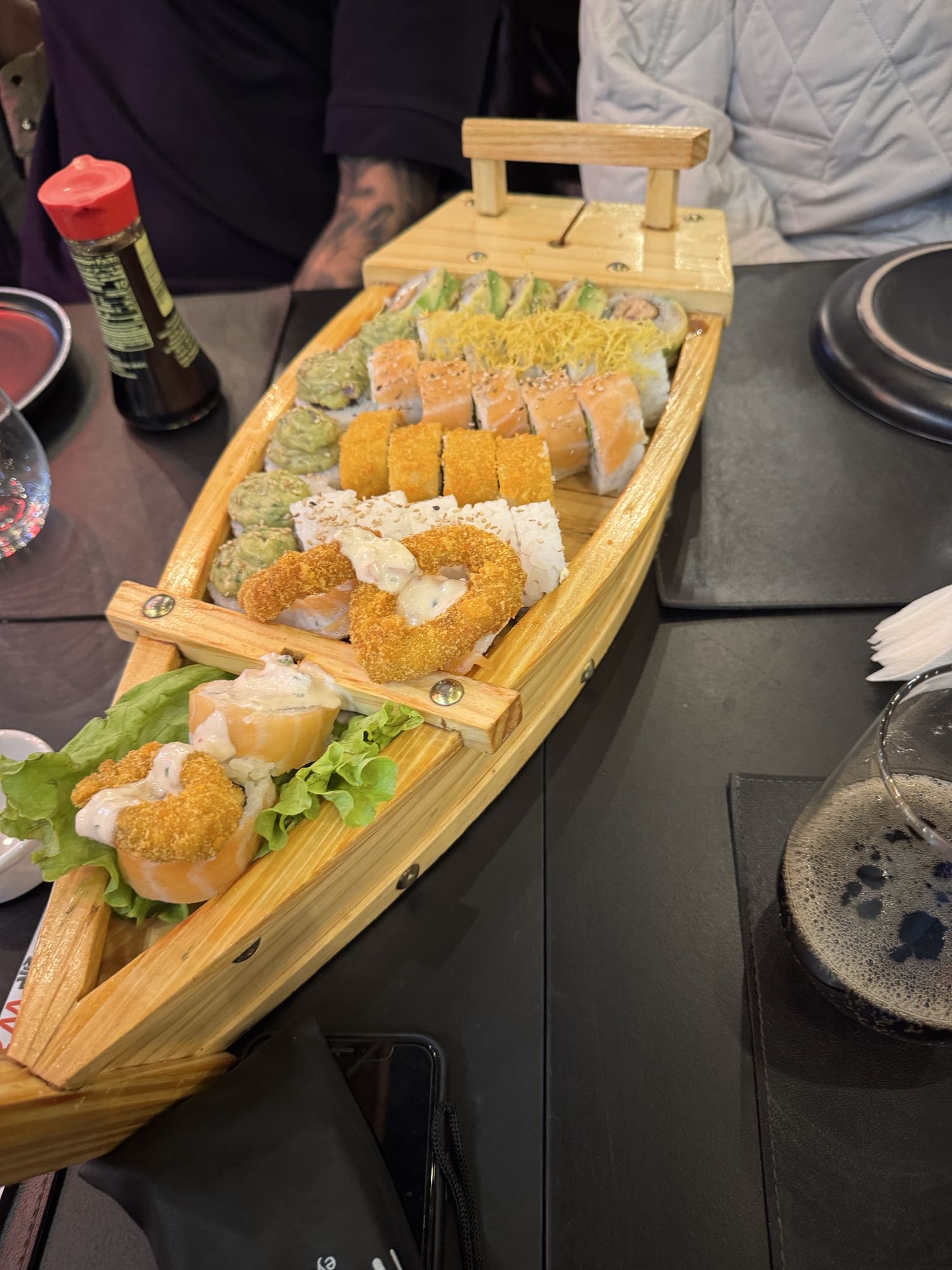 Barco de sushi variado