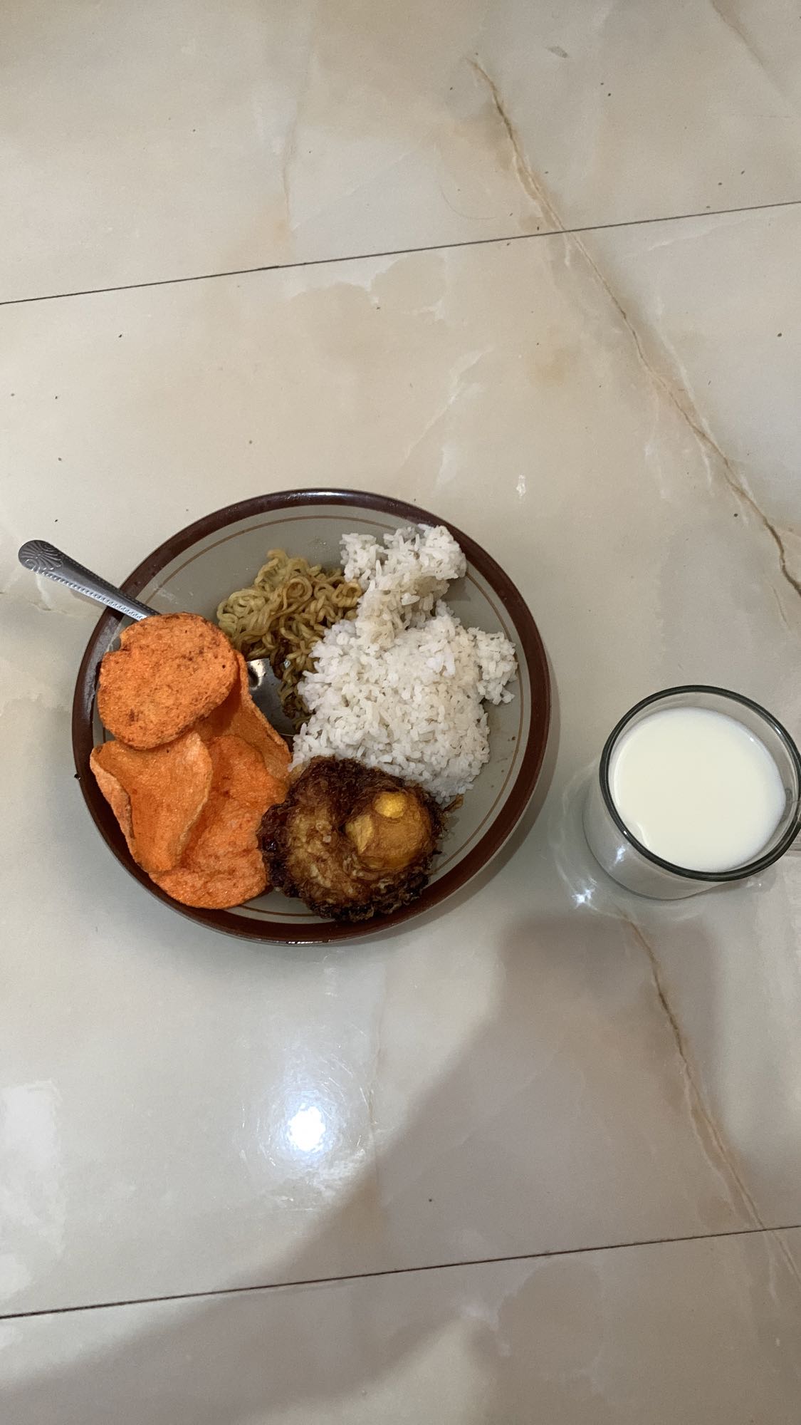 Nasi, telur, keripik & susu