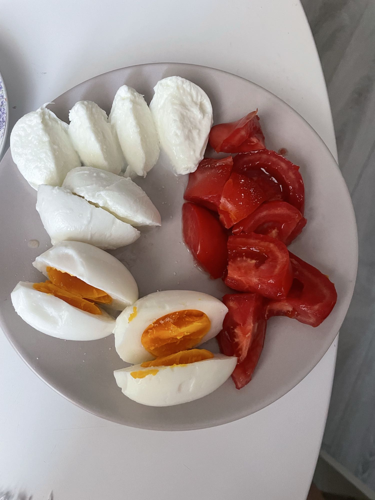 Ouă, roșii și mozzarella