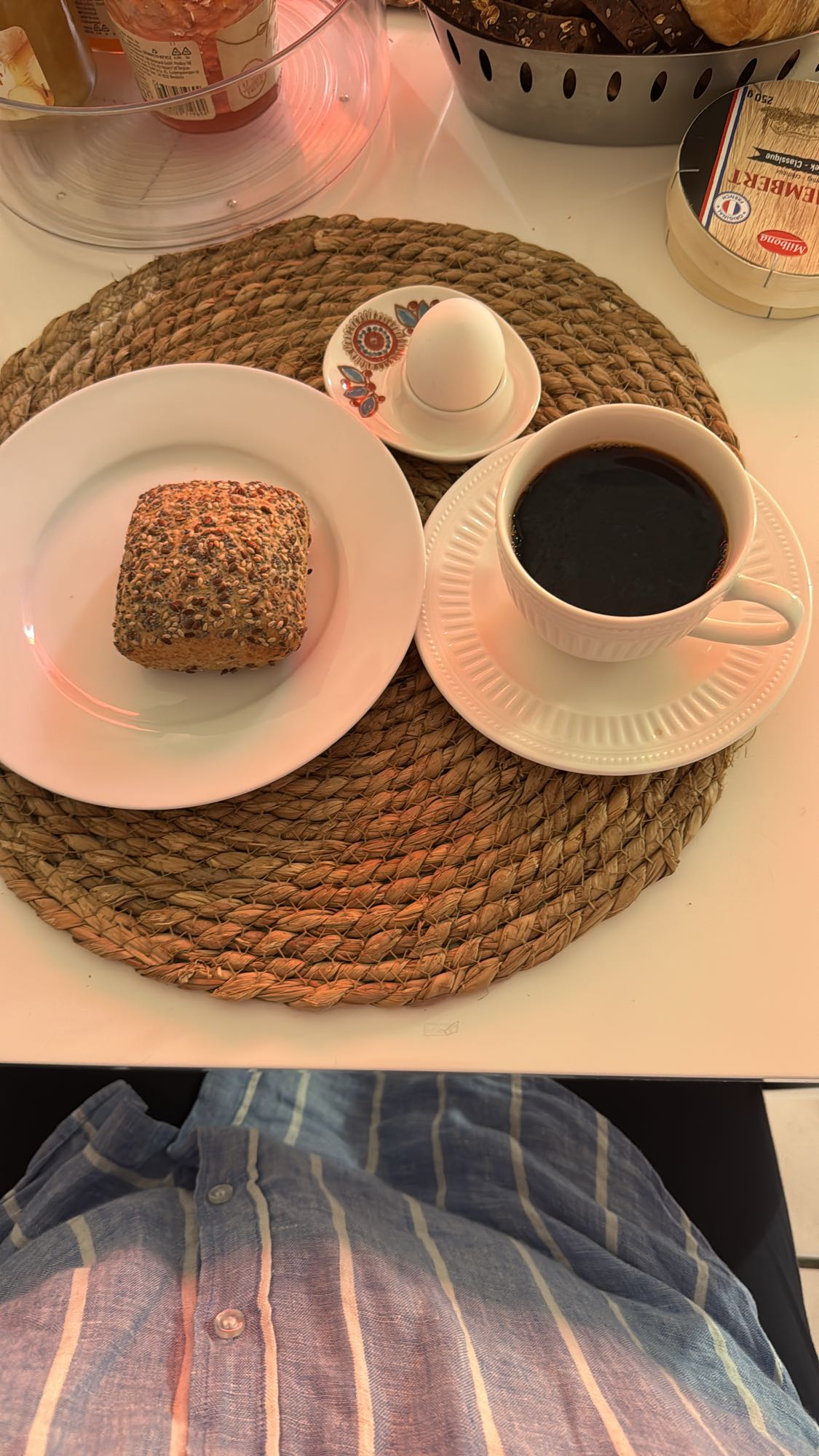 Ontbijt met brood en ei