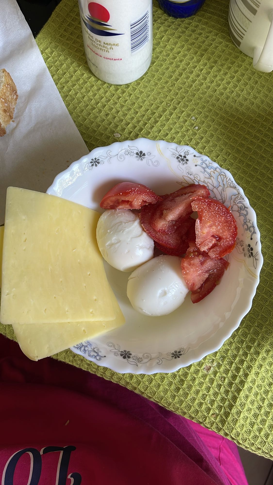 Mic dejun cu ouă, brânză și roșii