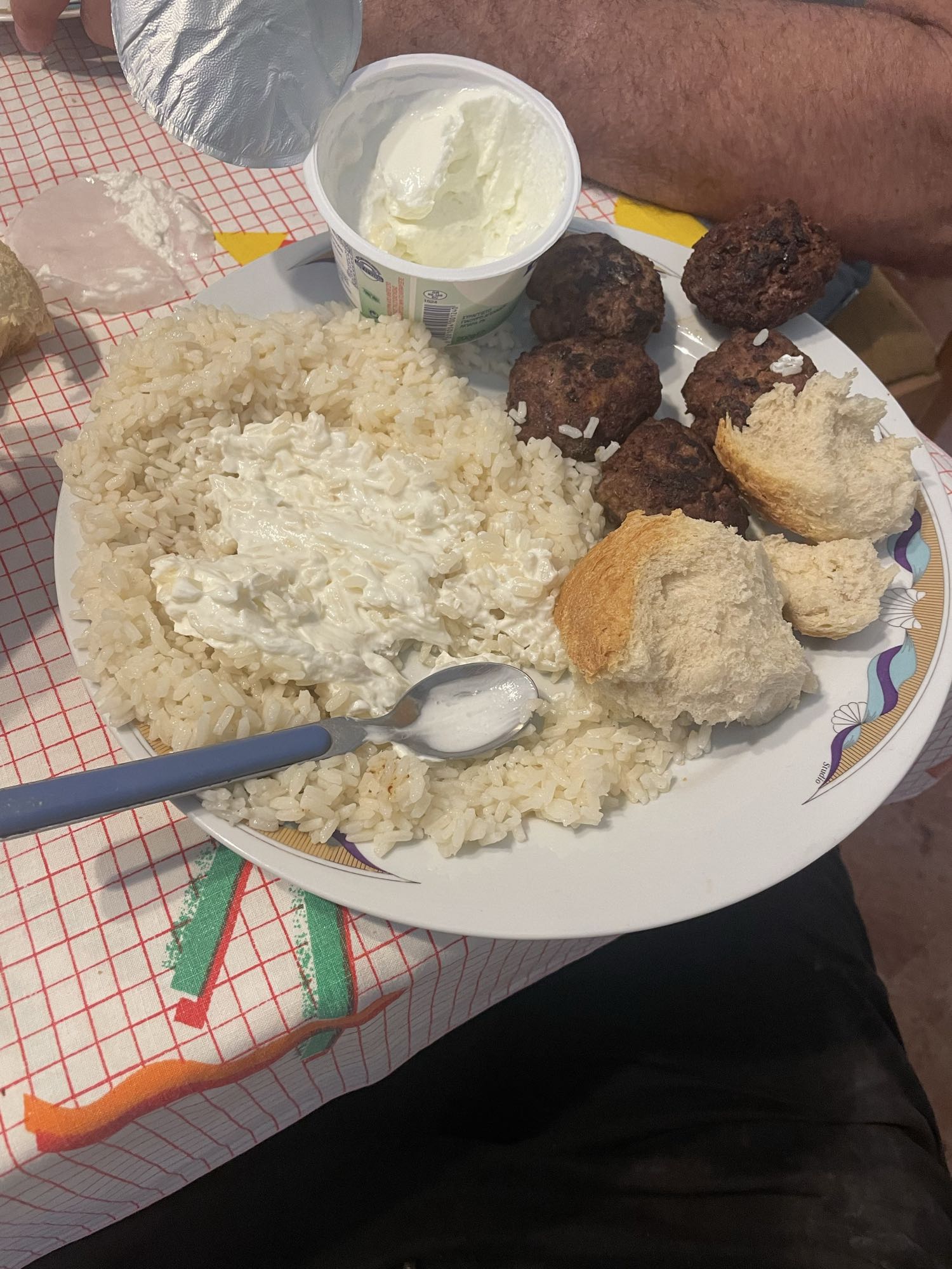 Κεφτεδάκια με ρύζι και γιαούρτι