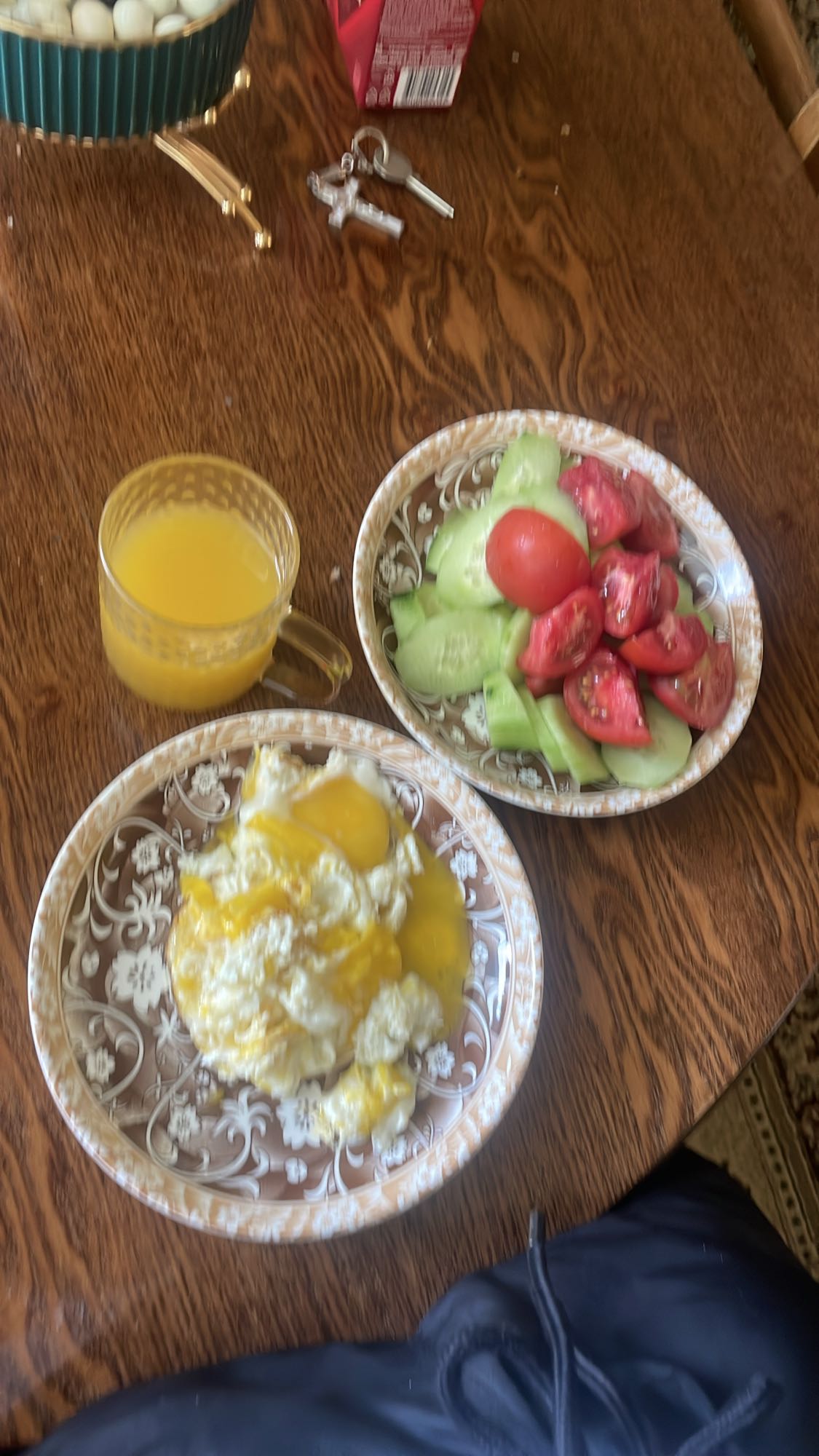 Яичница с овощами и соком