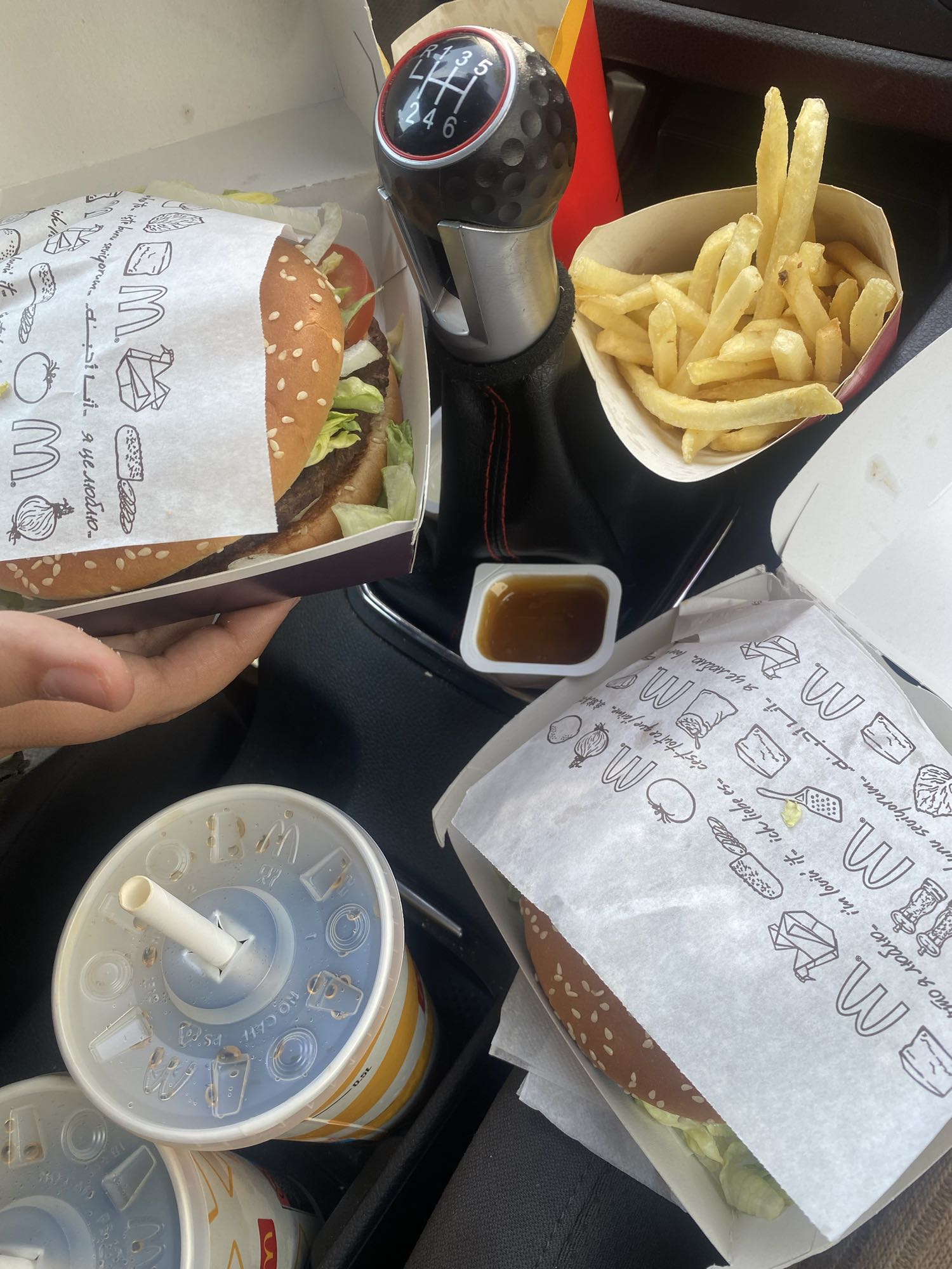 Meniu fast-food la volan