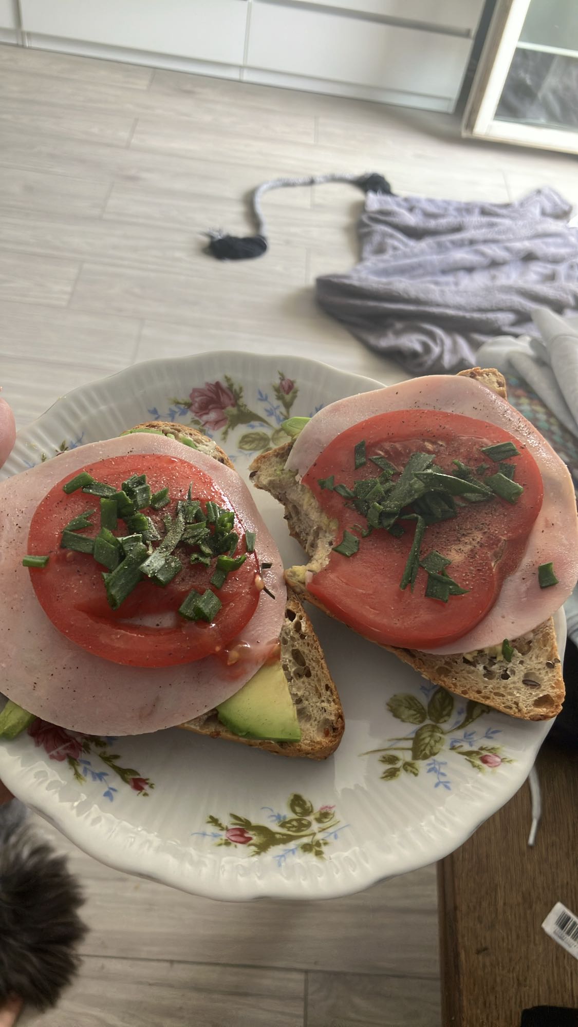 Kanapki z szynką i pomidorem