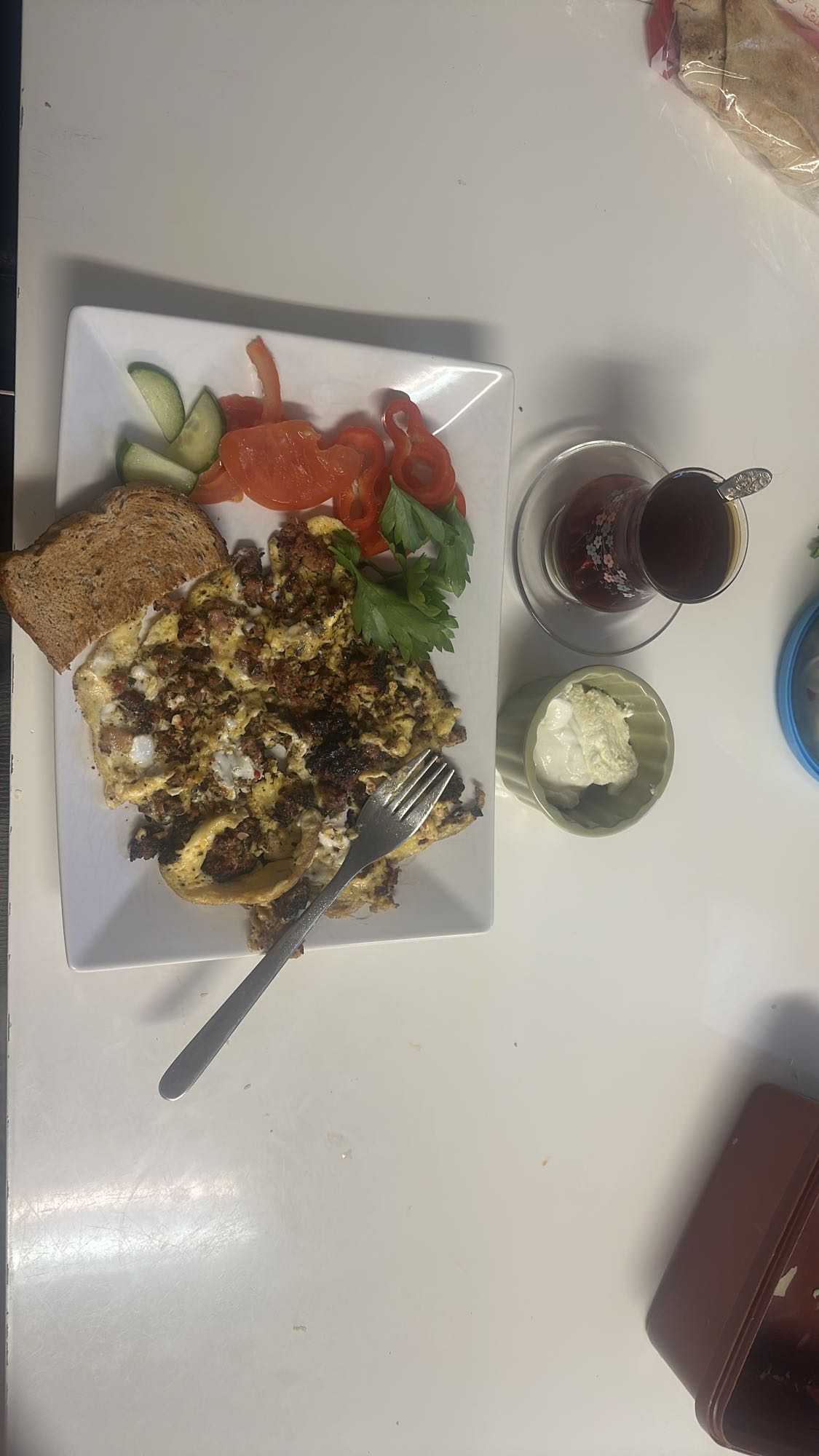 Ägg med grönsaker & te