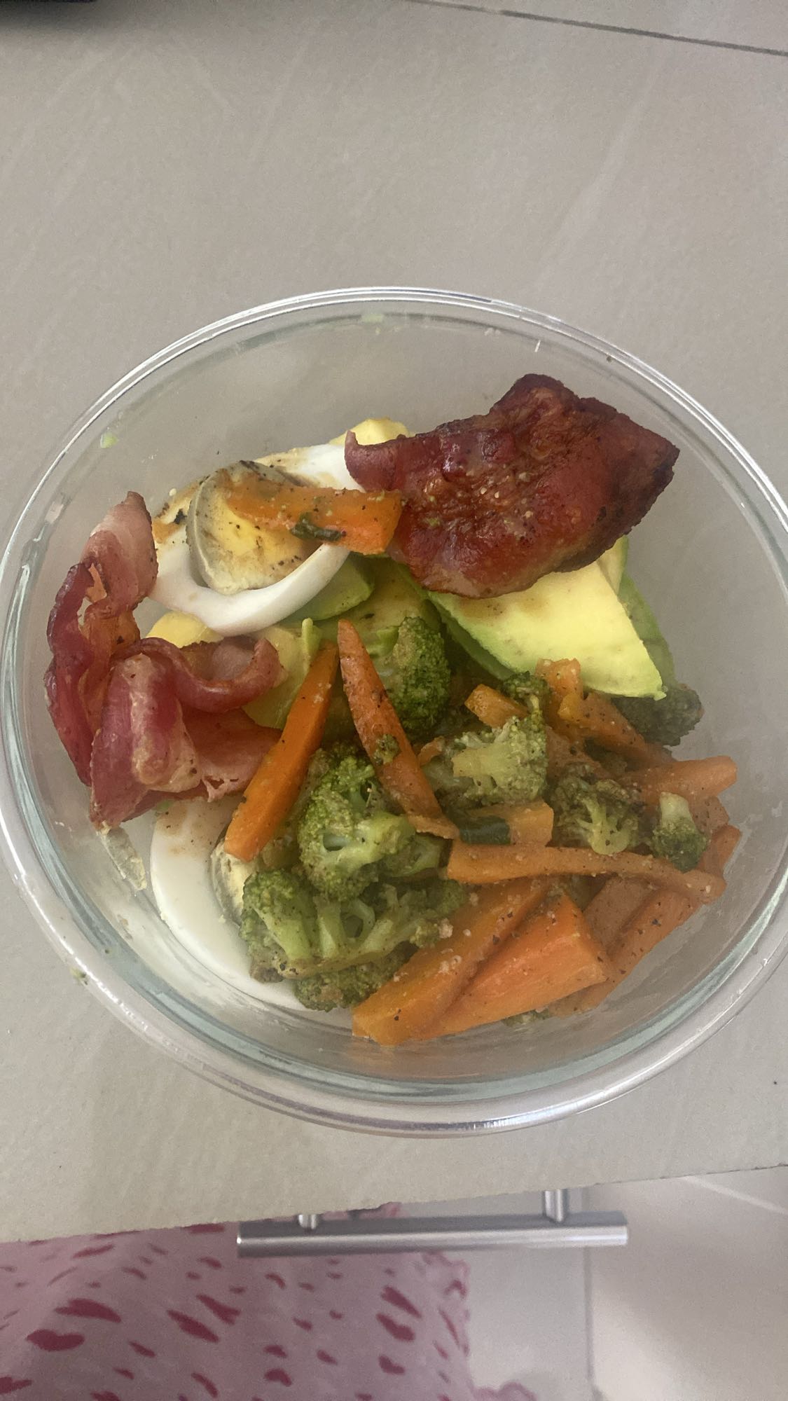 Ensalada con huevo y tocino