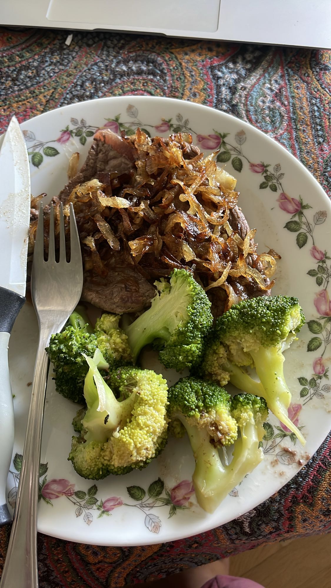 Steak with onions & broccoli