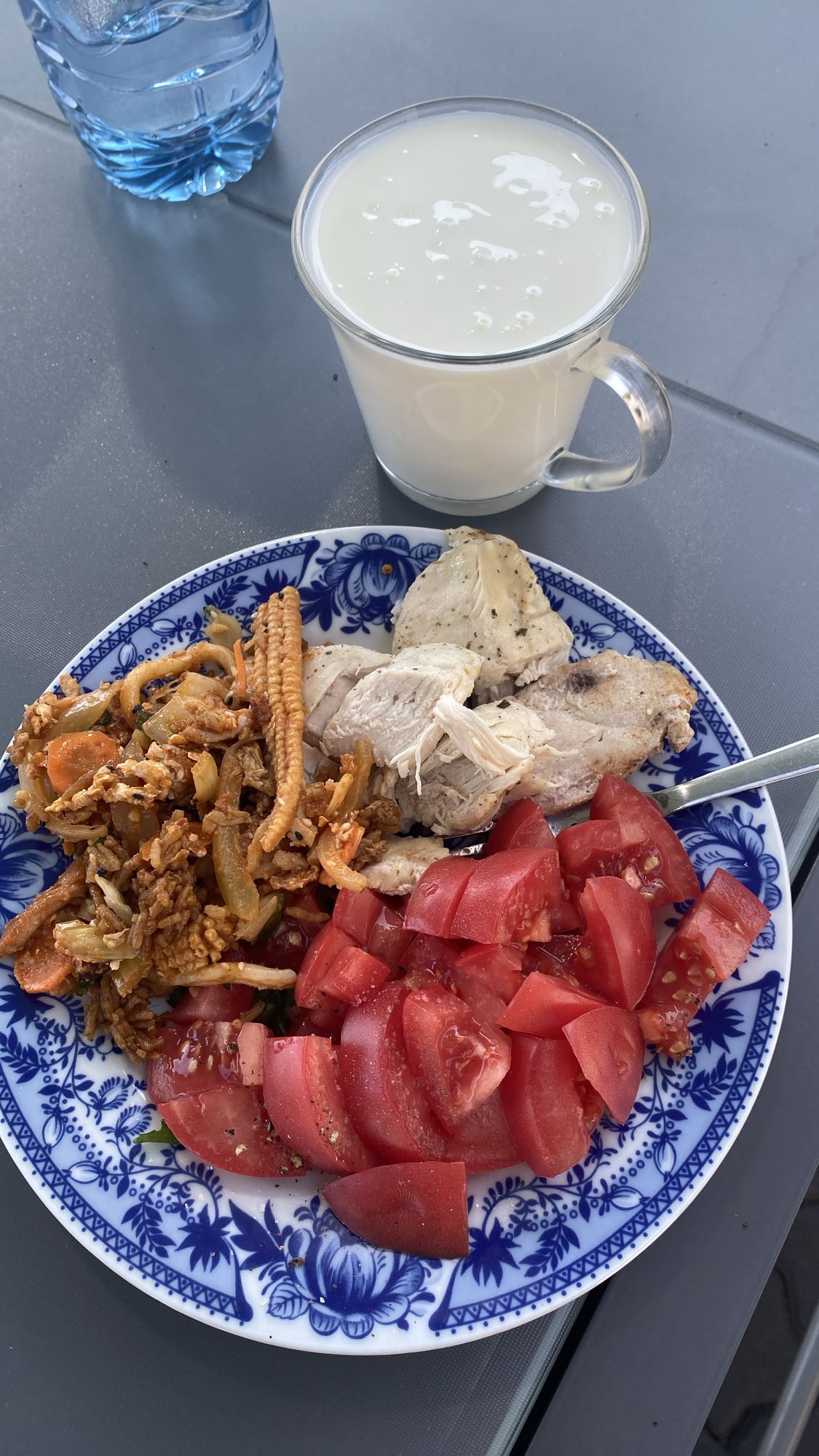 Kurczak z warzywami i pomidorami