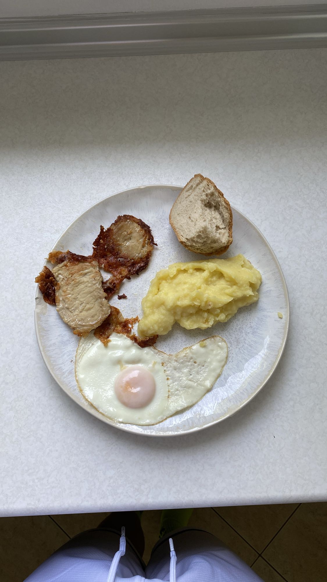 Куряче філе з сиром, картопляним пюре, смаженим яйцем та хлібом