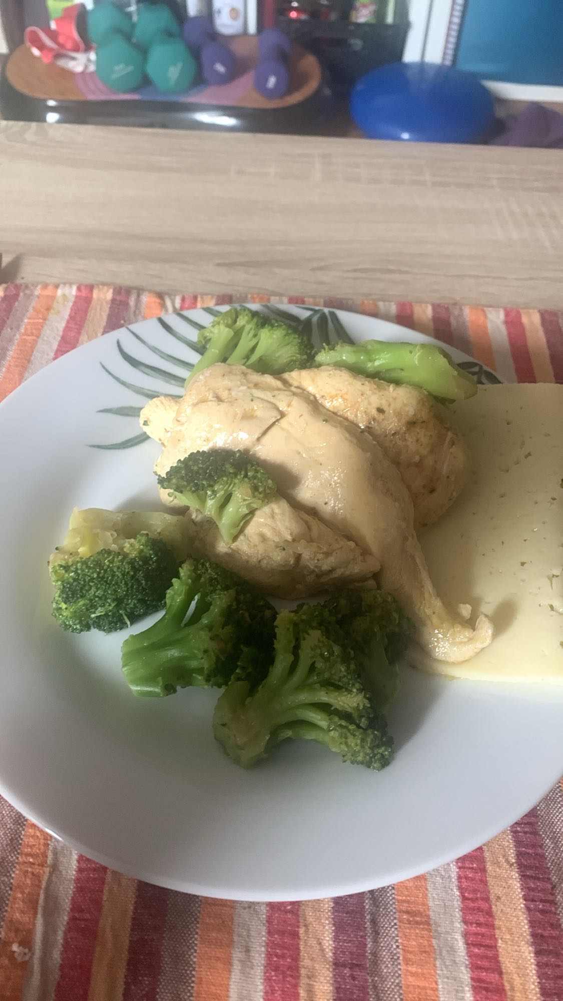 Pollo con brócoli y queso