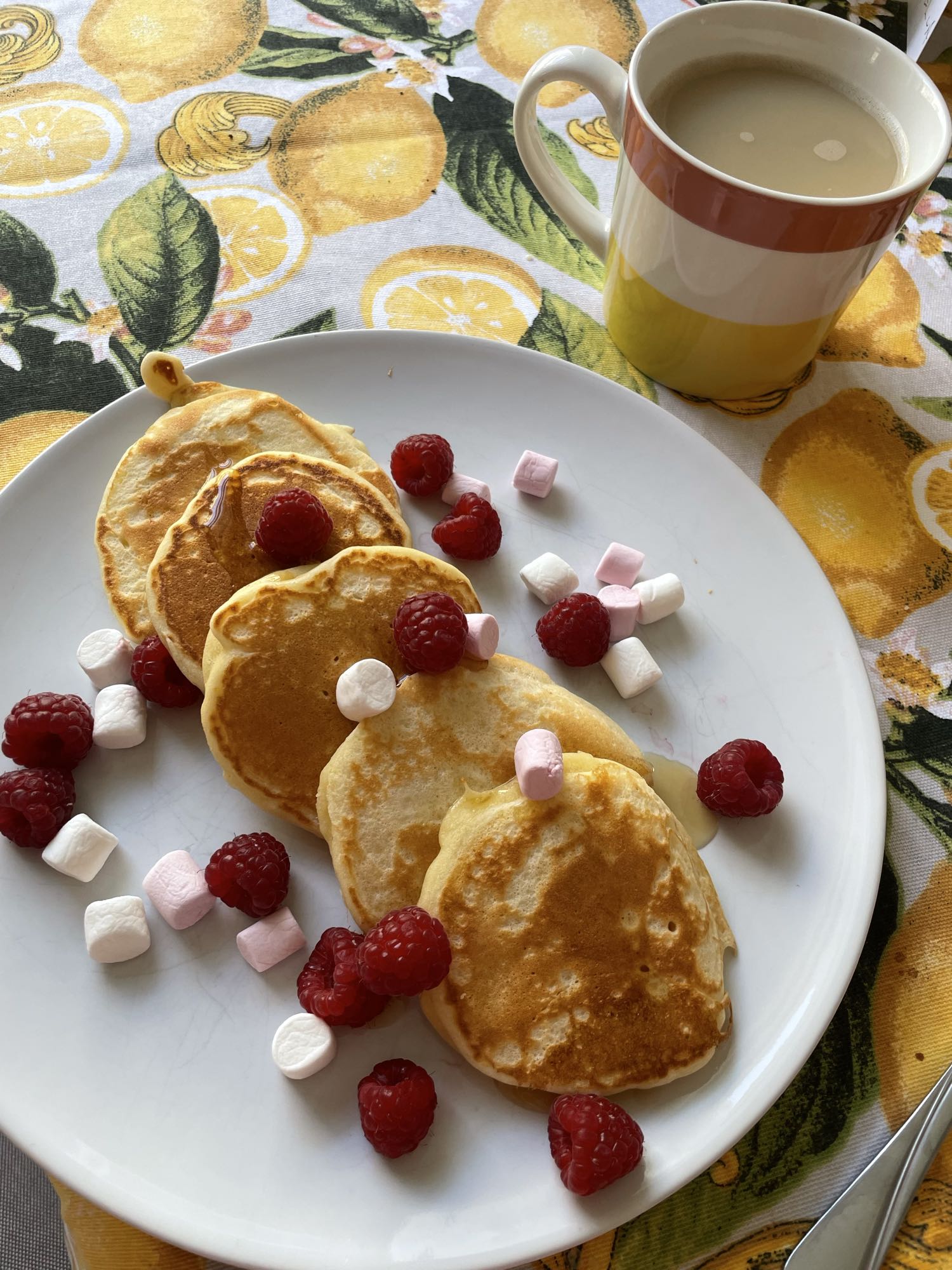 Pancakes z malinami i piankami