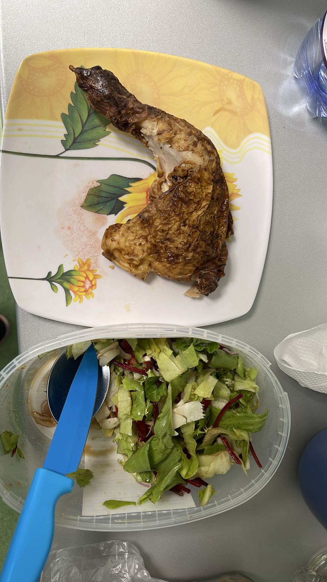 Pui la grătar cu salată