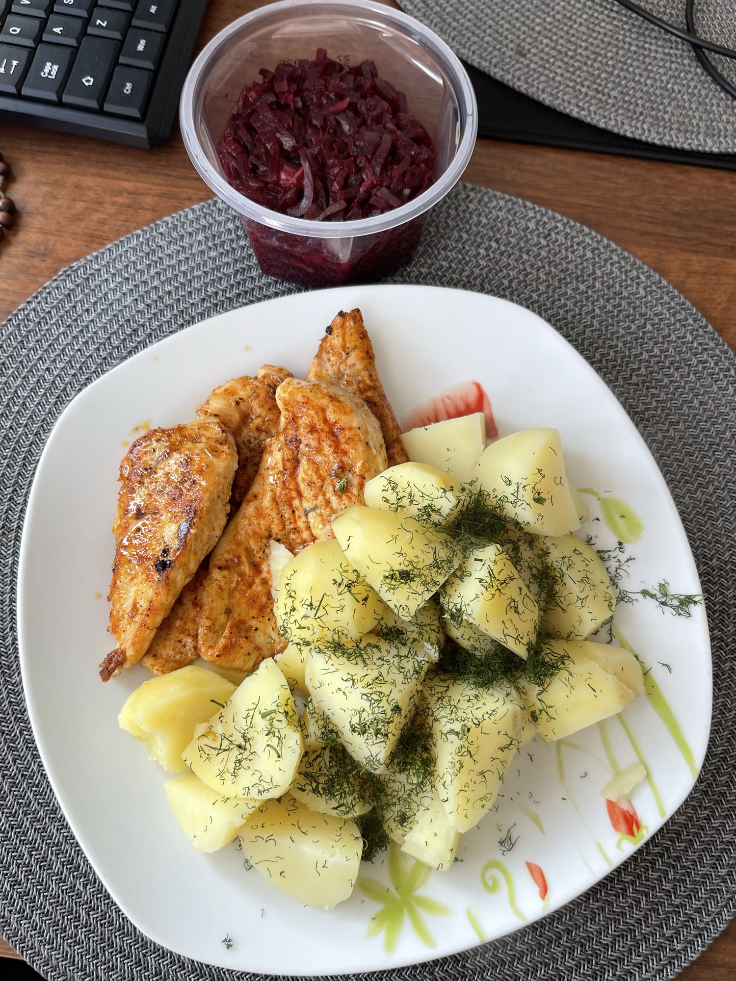 Kurczak z ziemniakami i buraczkami