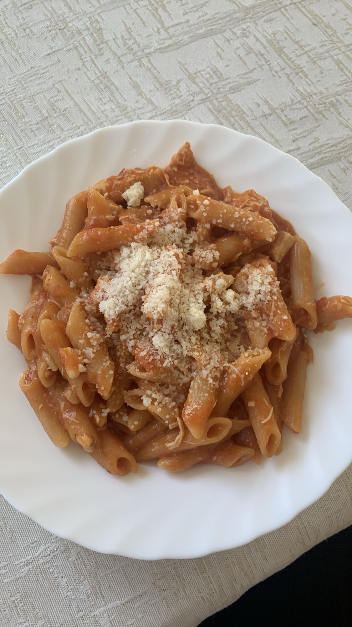 Makaron z sosem pomidorowym