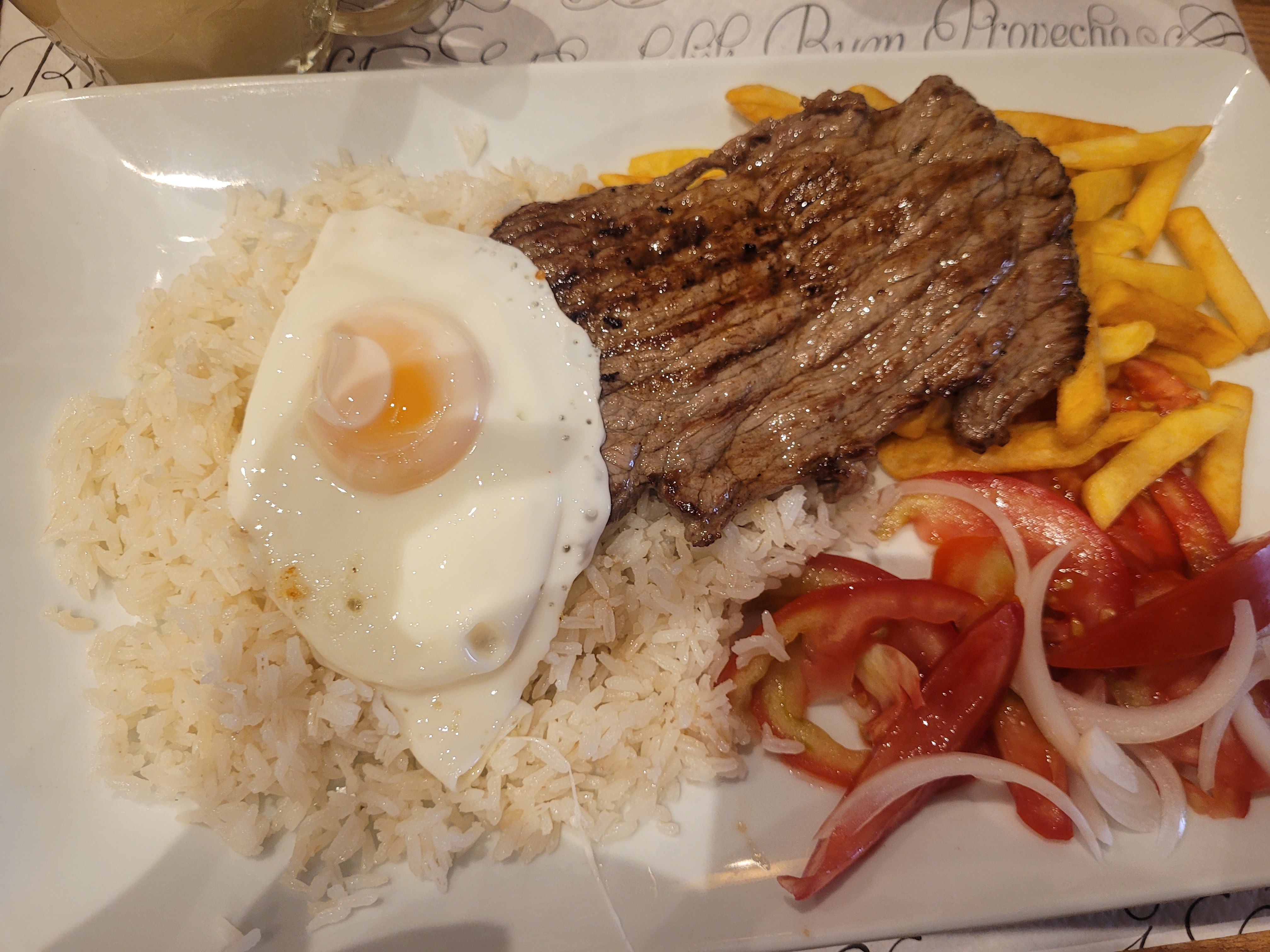 Bistec con arroz y huevo